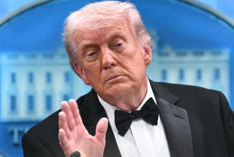  Những nỗ lực nhằm chấm dứt cuộc xung đột Iran đã rơi vào bế tắc hôm thứ Ba khi Tổng thống Mỹ Donald Trump không hài lòng với đề xuất mới nhất từ Tehran, mà ông nói đã thông báo cho Mỹ rằng họ đang ở trong tình trạng sụp đổ và tìm hiểu tình hình lãnh đạo của mình.