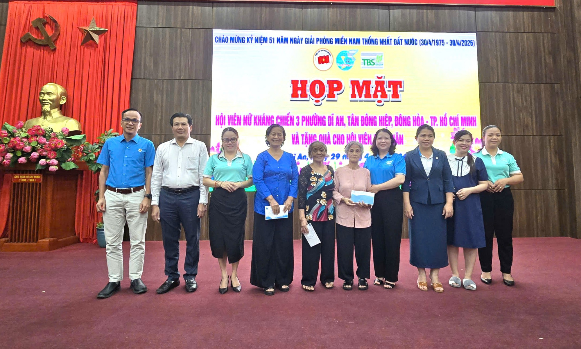 Ngày 29/4, Câu lạc bộ Nữ kháng chiến Bình Dương và Hội LHPN các phường Dĩ An, Tân Đông Hiệp, Đông Hòa đã tổ chức chương trình họp mặt Kỷ niệm 51 năm Ngày Giải phóng miền Nam, thống nhất đất nước (30/4/1975 - 30/4/2026) với dự đồng hành của Công ty Thái Bình. Tại chương trình, các dì, chị đã cùng nhau ôn lại truyền thống, nhắc nhớ lại một giai đoạn lịch sử đã qua, góp phần giáo dục và bồi dăp tình yêu quê hướng đất nước cho thế hệ trẻ hôm nay. Tại chương trình, các đơn vị đã tặng 30 phần đến hội viên nữ kháng chiến khó khăn.