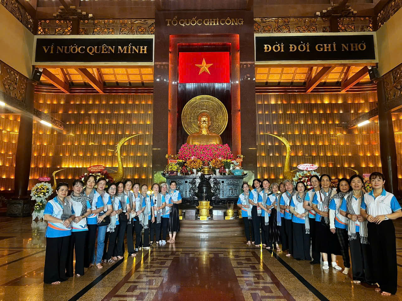 Thiết thực chào mừng 51 năm Ngày Giải phóng miền Nam, thống nhất đất nước (30/4/1975 – 30/4/2026), 136 năm Ngày sinh Chủ tịch Hồ Chí Minh (19/5/1890 – 19/5/2026) và hướng tới 50 năm Thành phố mang tên Bác (02/7/1976 – 02/7/2026), Hội LHPN phường Xuân Hòa tổ chức chuỗi hoạt động ý nghĩa, thiết thực và lan tỏa tinh thần yêu nước sâu rộng trong cán bộ, hội viên phụ nữ, như: Đồng diễn dân vũ với chủ đề “Phụ nữ Xuân Hòa – Tự hào tiến bước”; Hành trình về nguồn dâng hương tưởng niệm, tham quan các địa chỉ đỏ, Trao tặng cờ Tổ quốc cho các khu phố, phát động treo cờ chào mừng ngày lễ lớn, ra quân vệ sinh môi trường, xây dựng khu phố xanh – sạch – đẹp, văn minh, nghĩa tình...