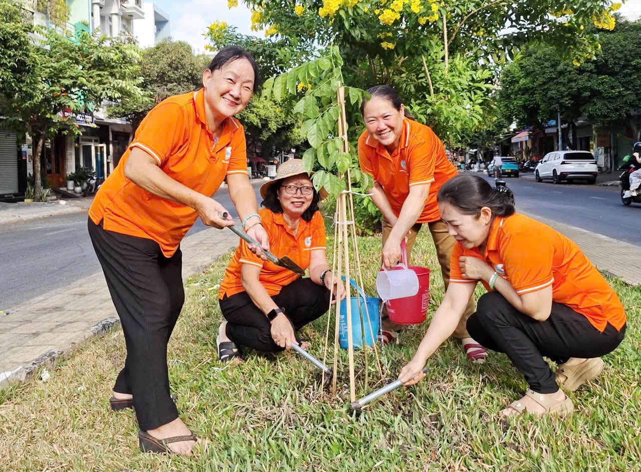 Hội LHPN phường Phú Thọ Hòa phối hợp tổ chức lễ phát động trồng cây, tổ chức lễ phát động trồng câykhu phố thực hiện rà soát và trồng mới 50 cây xanh che mát tại các khu chung cư và các tuyến đường trọng điểm trên địa bàn phường. Cùng đó, nhiều mô hình của Chi hội Phụ nữ đã được ra mắt như Công trình 'Biến bãi rác thành vườn hoa' tại hẻm 25/6 Lê Sát, một khu vực từng là điểm nóng về rác thải; nhân rộng Mô hình Hẻm sạch - Ngõ xanh - Cuộc sống an lành tại hẻm 137/27 và hẻm 33 Gò Dầu; thực hiện Mô hình Ngôi nhà pin được lắp đặt tại các khu phố...