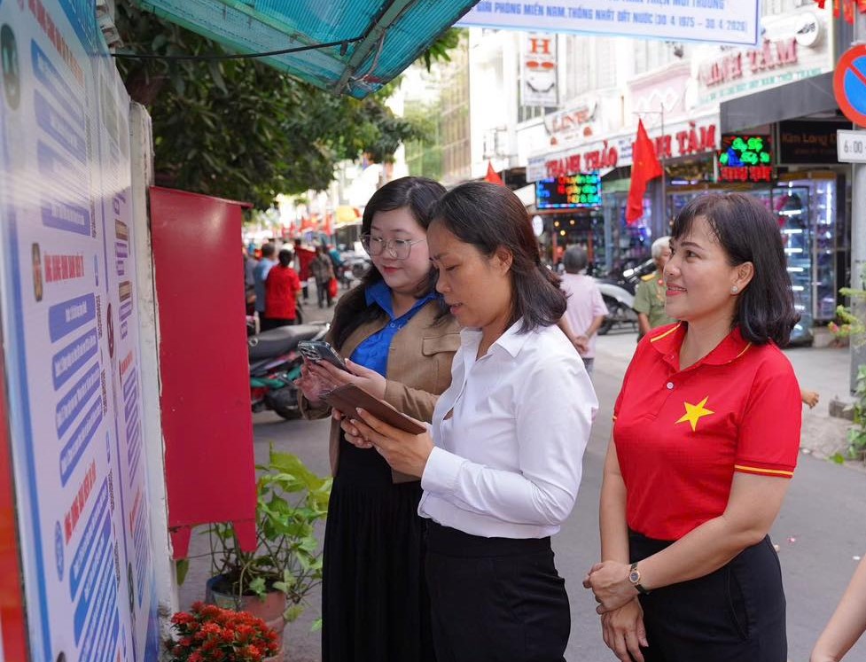 Cũng trong ngày 29/4, Hội LHPN phường An Đông cùng với các tổ chức chính trị xã hội phường tổ chức Ngày hội An Đông muôn sắc hoa với chủ đề “Đất nước trọn niềm vui”. Trong Ngày hội, Ban Tổ chức đã trao tặng 60 phần quà cho các gia đình có hoàn cảnh khó khăn, 3 thẻ Bảo hiểm y tế cho hội viên phụ nữ khó khăn và ra mắt các công trình, như: Không gian văn hóa Hồ Chí Minh; Vườn cây đại đoàn kết, Trạm thông tin số hỗ trợ người dân tiếp cận dịch vụ công, Góc phố xanh... 