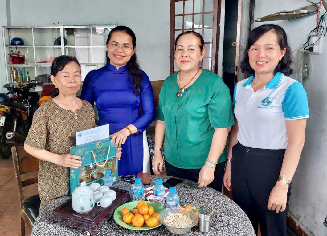 Nhân kỷ niệm 51 năm Ngày Giải phóng miền Nam, thống nhất đất nước (30/4/1975 - 30/4/2026), Hội LHPN xã Phú Giáo tổ chức đoàn đến thăm hỏi, tặng quà tri ân các dì là nữ kháng chiến trên địa bàn xã. Bà Nguyễn Thị Kim Quang, Chủ tịch Hội LHPN xã, đã ân cần hỏi thăm sức khỏe, đời sống và bày tỏ lòng biết ơn sâu sắc trước những đóng góp to lớn của các dì trong sự nghiệp đấu tranh giải phóng dân tộc. Nhân dịp này, Hội LHPN xã đã trao tặng 5 phần quà, mỗi phần trị giá 800.000 đồng, góp phần bày tỏ lòng tri ân sâu sắc của cán bộ, hội viên phụ nữ đối với những người đã cống hiến tuổi thanh xuân cho độc lập, tự do của dân tộc.