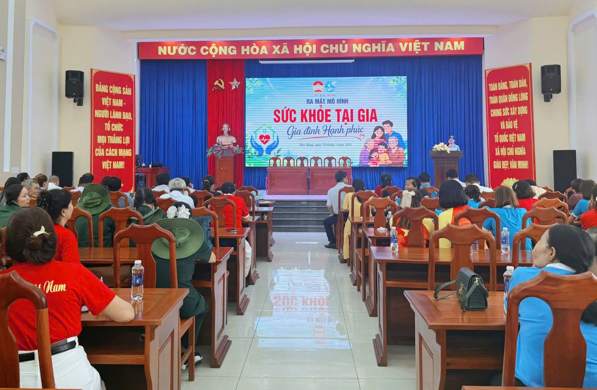 Quang cảnh buổi ra mắt mô hình “Sức khỏe tại gia - Gia đình hạnh phúc” - Ảnh: H.Trâm