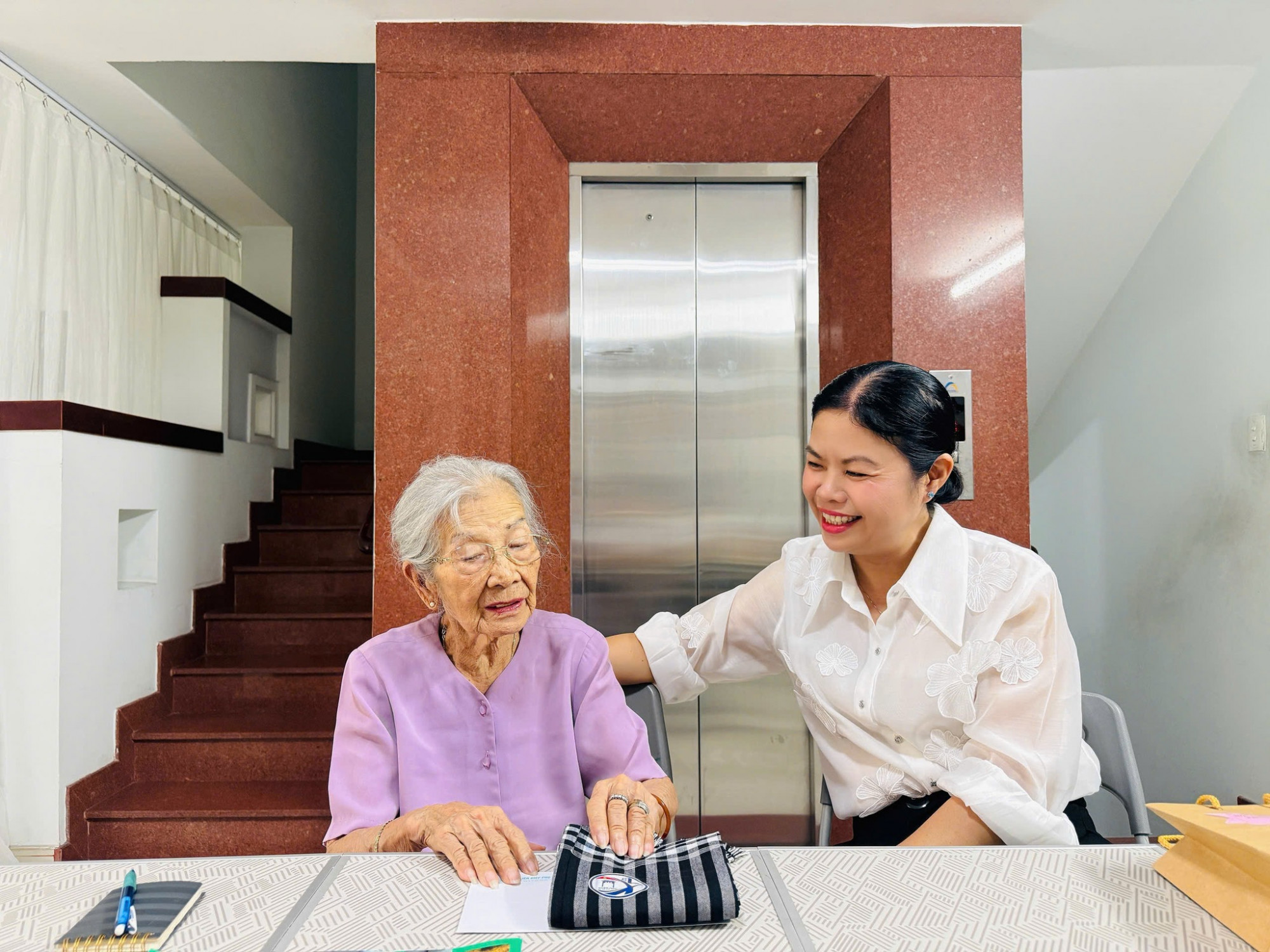 Cùng Hội LHPN phường Xuân Hòa đã tổ chức ; Thăm hỏi, tặng quà các dì nữ cựu tù chính trị, tặng thẻ BHYT, hỗ trợ khó khăn đột xuất cho phụ nữ và người dân có hoàn cảnh khó khăn, lan tỏa yêu thương trong cộng đồng.