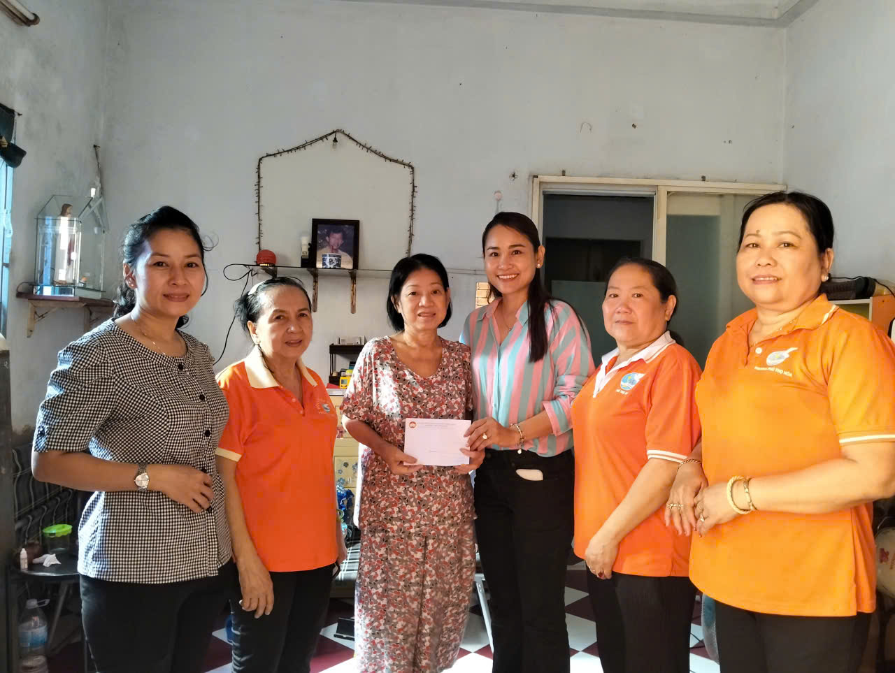 Dịp này, Hội LHPN phường Phú Thọ Hòa đã trao quà cho Phụ nữ bệnh nan y khó khăn