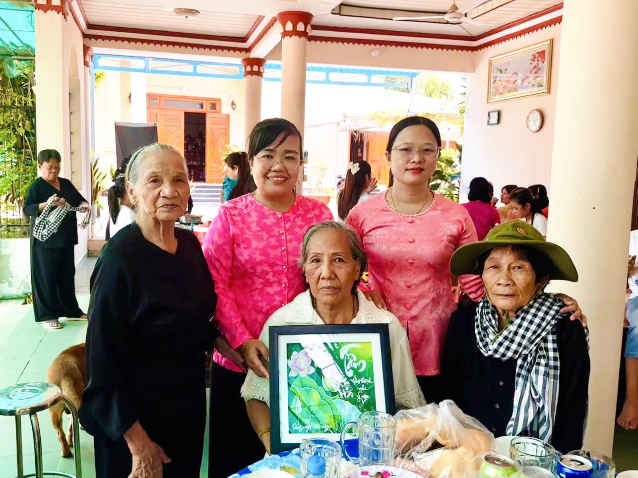 Tại xã Bàu Bàng, Hội LHPN xã Bàu Bàng tổ chức chương trình “Bữa cơm tri ân – Ấm áp nghĩa tình”. Ngay từ sớm, chị em phụ nữ đã cùng nhau tất bật chuẩn bị từng món ăn, tự tay nấu nướng, bày biện mâm cơm chu đáo. Tại buổi gặp mặt, các thế hệ phụ nữ quây quần bên nhau, kể lại những câu chuyện xúc động về một thời chiến đấu gian khổ mà hào hùng cũng như gửi gắm tình cảm và sự kỳ vọng đến thế hệ phụ nữ hôm nay. Dịp này, LHPN xã Bàu Bàng đã tặng 13 bức tranh tri ân “Sáng ngời chất ngọc” như lời cảm ơn chân thành, thể hiện sự tri ân sâu sắc đối với những đóng góp bền bỉ, cao quý của các dì cho quê hương, đất nước