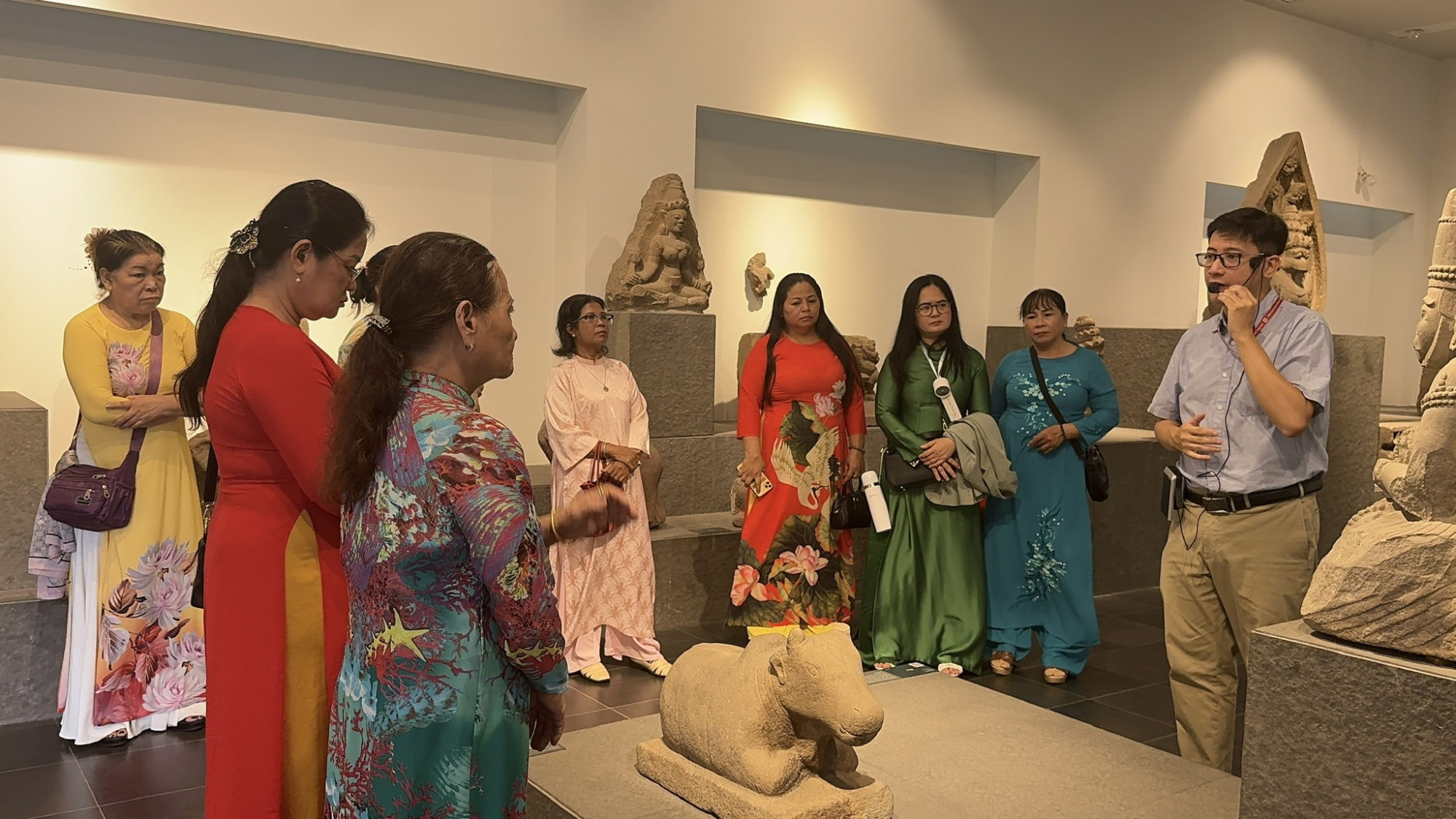 Hội LHPN phường Tân Phú tổ chức hành trình Phụ nữ Tân Phú - 360° kết nối lịch sử với sự tham gia của gần 70 cán bộ Hội, hội viên phụ nữ trên địa bàn phường. Theo bước hành trình, cán bộ hội viên phụ nữ phường đã đến đã dâng hoa, dâng hương tại phòng thờ Chủ tịch Hồ Chí Minh trong khuôn viên Bảo tàng Hồ Chí Minh - chi nhánh Thành phố Hồ Chí Minh (Bến Nhà Rồng) và tổ chức tham quan Bảo tàng Lịch sử TPHCM, Bảo tàng Hồ Chí Minh - chi nhánh TPHCM (Bến Nhà Rồng), Bảo tàng Phụ nữ Nam bộ, Dinh Độc Lập, Bảo tàng Chứng tích Chiến tranh.