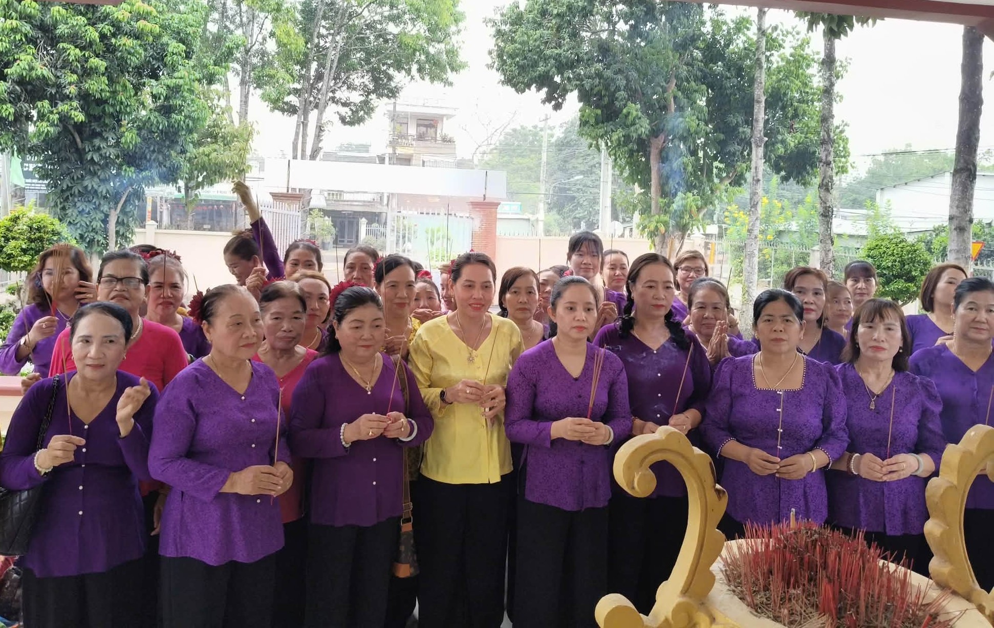 Hội LHPN xã Trừ Văn Thố đã tổ chức lễ dâng hương tại Bia tưởng niệm các anh hùng liệt sĩ xã. Trong không khí trang nghiêm, cán bộ, hội viên, phụ nữ xã đã dâng hương, dành phút mặc niệm để bày tỏ lòng thành kính và biết ơn sâu sắc đối với những người con ưu tú của quê hương đã không tiếc máu xương cho sự nghiệp giải phóng dân tộc.