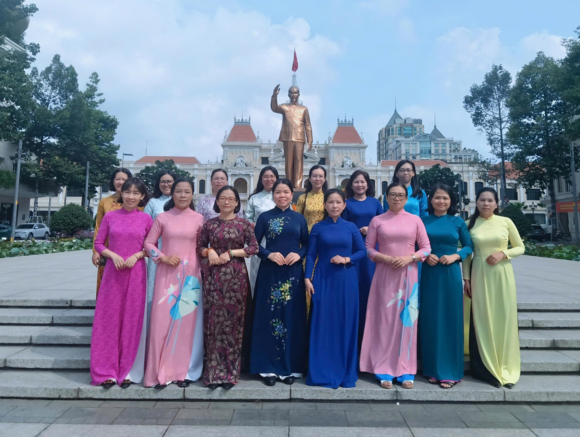 Nhân dịp kỷ niệm 51 năm Ngày Giải phóng miền Nam, thống nhất đất nước (30/4/1975 – 30/4/2026), Đoàn Hội LHPN TPHCM do bà Nguyễn Thị Ngọc Xuân – Thành ủy viên, Chủ tịch Hội LLHPN TPHCM, làm Trưởng đoàn, đã đến dâng hương, dâng hoa tưởng niệm Chủ tịch Hồ Chí Minh và Chủ tịch Tôn Đức Thắng. Trong không khí trang nghiêm, đoàn cán bộ Hội LHPN TPHCM đã bày tỏ lòng biết ơn sâu sắc đối với công lao to lớn của các vị lãnh tụ vĩ đại, những người đã cống hiến trọn đời cho sự nghiệp đấu tranh giải phóng dân tộc, thống nhất đất nước.