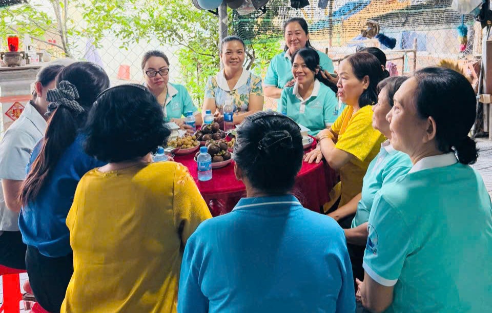 Cùng đó, Hội LHPN phường Tân Đông Hiệp tổ chức đoàn đến thăm hỏi, tặng quà và tri ân thân nhân các gia đình Mẹ Việt Nam Anh hùng trên địa bàn phường. Hoạt động tri ân góp phần tiếp nối và lan tỏa truyền thống “Uống nước nhớ nguồn”, “Đền ơn đáp nghĩa” trong cán bộ, hội viên phụ nữ; đồng thời thể hiện sự quan tâm của Hội đối với các gia đình có công với cách mạng trên địa bàn.