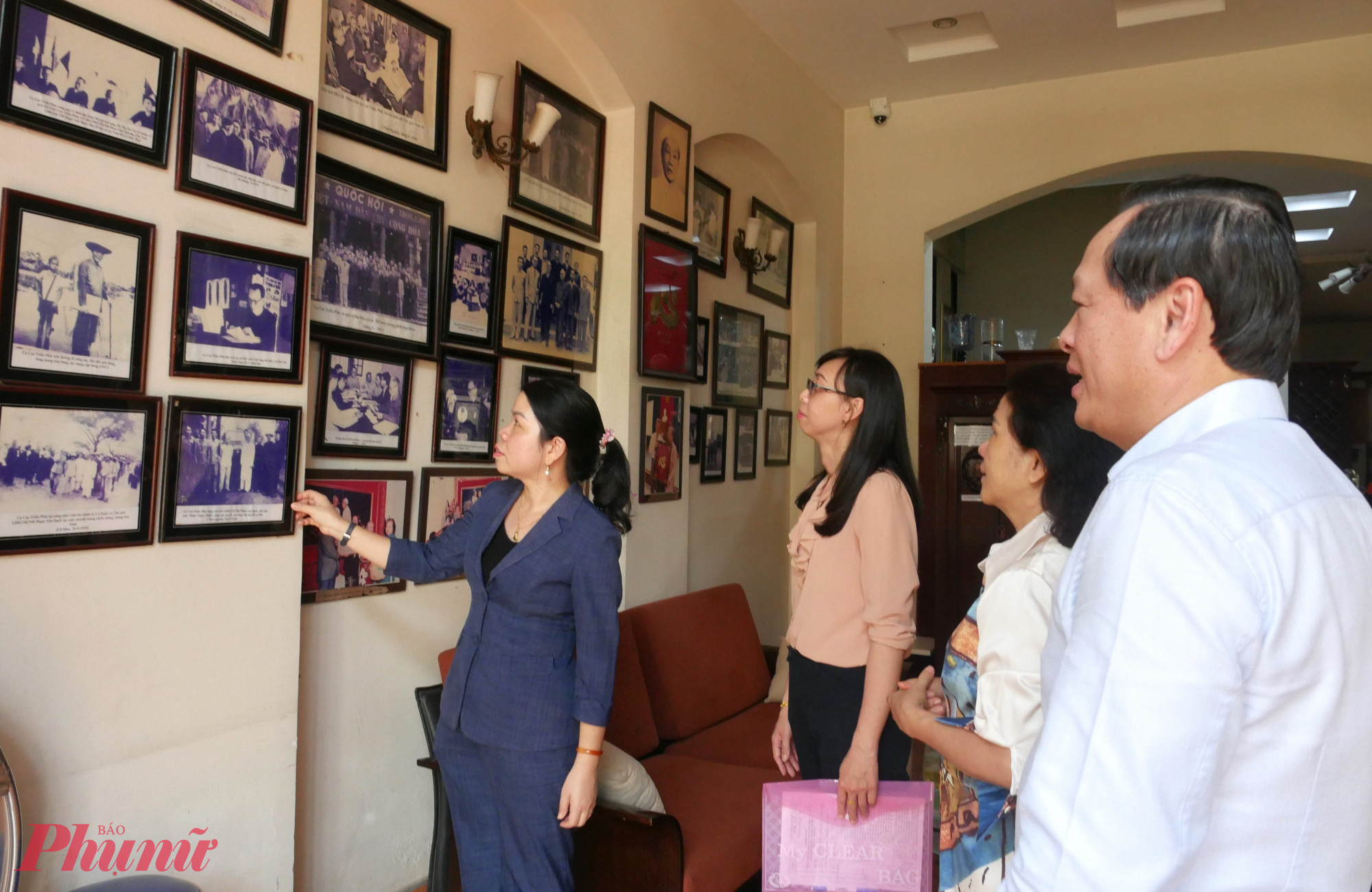 Chủ tịch Hội LHPN TPHCM Nguyễn Thị Ngọc Xuân cùng thành viên Đoàn công tác và gia đình cụ Cao Triều Phát nhìn lại hình ảnh, cuộc đời cụ Cao Triều Phát. Cụ được Chủ tịch Tôn Đức Thắng đánh giá cao về công lao đối với sự nghiệp đại đoàn kết dân tộc