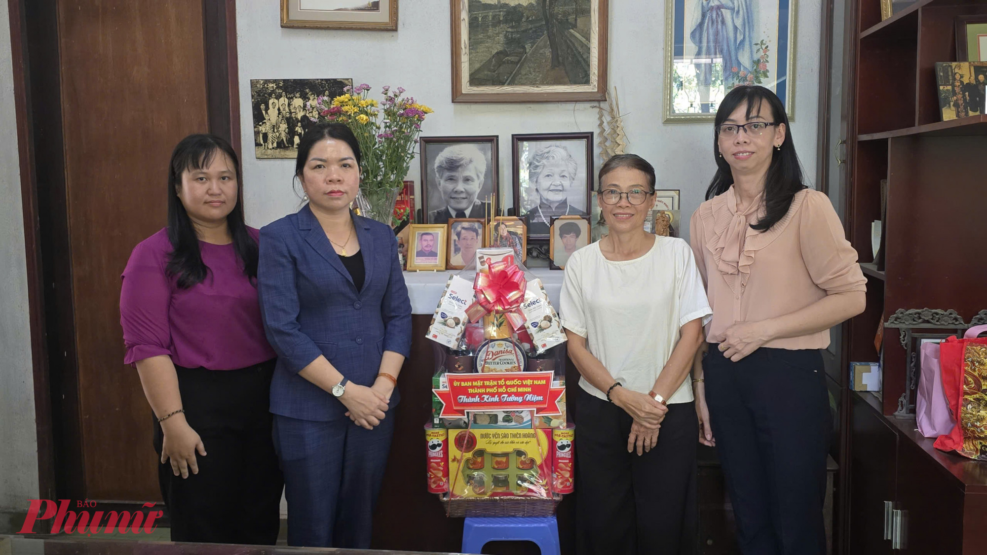 Đoàn cũng đến thắp hương và tham gia đình Nhân sĩ, Giáo sư Lý Chánh Trung - Nguyên Đại biểu Quốc hội khóa VI, VII, VIII;  UVĐCT UBTW MTTQVN; Phó Chủ tịch không chuyên trách Ủy . Ông là một trí thức Công giáo tiến bộ, nhà giáo và chính khách nổi tiếng tại Sài Gòn - TPHCM. Ông được kính trọng với những cống hiến trong cuộc đấu tranh giành độc lập dân tộc và sự đồng hành cùng dân tộc trong thời kỳ xây dựng đất nước