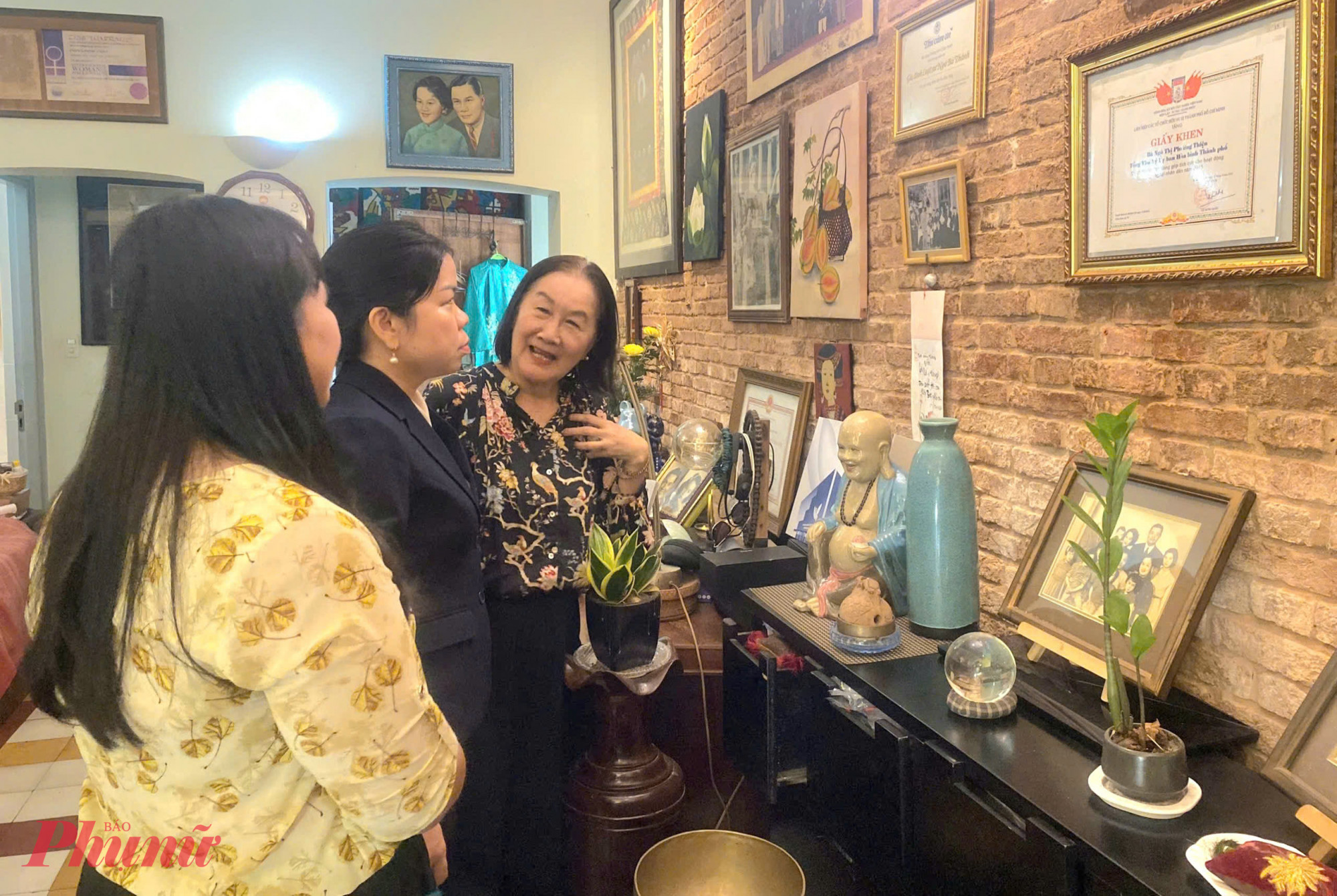 Cũng trong dịp này, Đoàn công tác do bà Nguyễn Thị Thanh Xuân - Chủ tịch Hội LHPN TPHCM - đã đến thắp hương, gửi lời tri ân, thăm hỏi sức khỏe gia đình Liệt sĩ Nhà thơ Trần Quang Long - Nguyên Ủy viên Liên minh các lực lượng Dân tộc, Dân chủ và Hòa bình miền Nam Việt Nam; gia đình Kỹ sư Lâm Văn Tết - Nguyên Phó Chủ tịch Ủy ban Trung ương Liên minh các lực lượng Dân tộc, Dân chủ và Hòa bình Việt Nam; gia đình Luật sư Ngô Bá Thành  - Nguyên: Chủ tịch Ủy ban Phụ nữ đòi quyền sống; Chủ nhiệm Ủy ban pháp luật Quốc hội; Phó Chủ tịch Hội Luật gia Việt Nam; Phó Chủ tịch Hội Liên hiệp Phụ nữ Việt Nam  