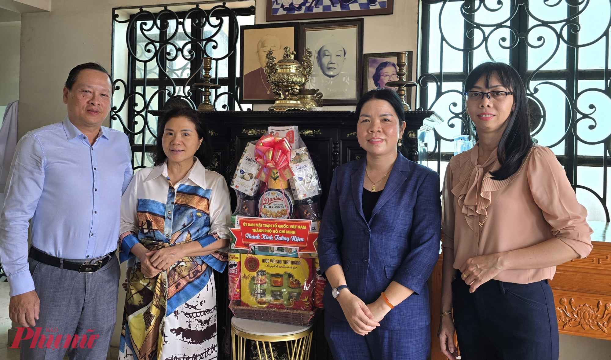 Đoàn công tác đã đến thắp hương tưởng nhớ Nhân sĩ Cao Triều Phát và thăm hỏi, gửi lời tri ân đến gia đình cụ. Cụ là một nhân sĩ trí thức yêu nước, chức sắc cao cấp đạo Cao Đài (Minh Chơn Đạo) và lãnh đạo kháng chiến nổi bật tại Nam Bộ