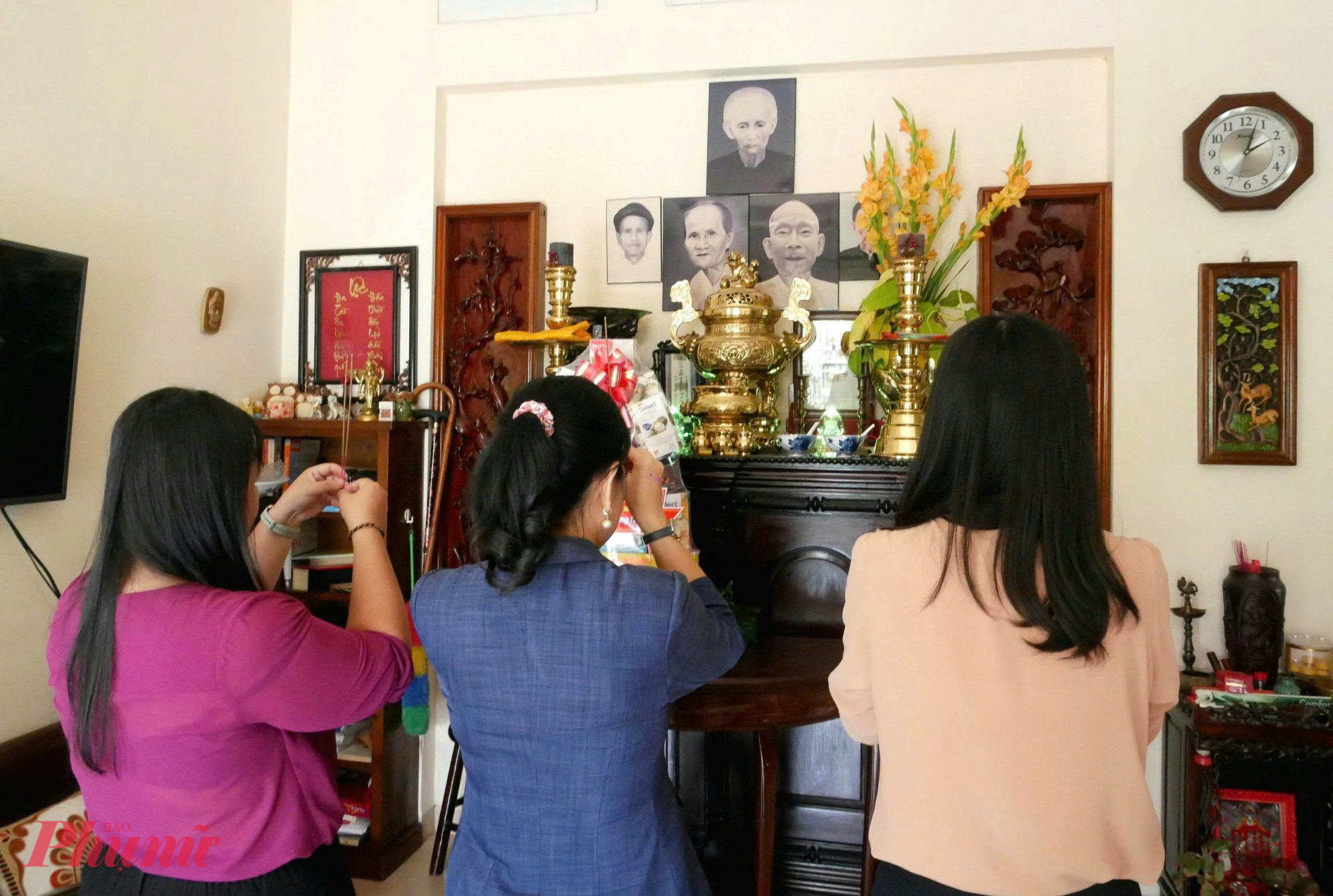 Đoàn công tác đã đến thắp hương tri ân Nhân sĩ, Nhà báo Hồ Ngọc Nhuận - nguyên Phó chủ tịch Ủy ban MTTQ Việt Nam thành phố. Ông từng là Giám đốc chính trị - chủ bút nhật báo Tin Sáng đối lập tại miền Nam trước 1975 và nổi tiếng với tư cách là 1 trong những cây bút hàng đầu tại nhật báo Tin Sáng (trước năm 1975), tờ báo đối lập có uy tín cao ở miền Nam