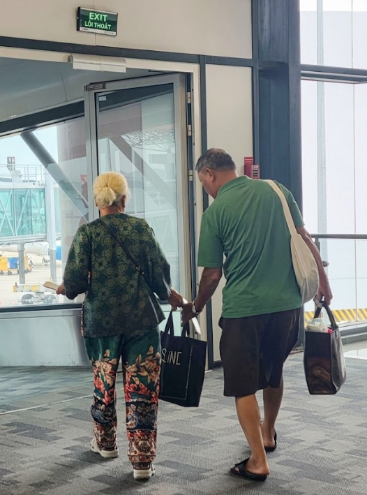 Lúc nào ba cũng tranh phần xách hành lý cho mẹ. (Ảnh do nhân vật cung cấp)