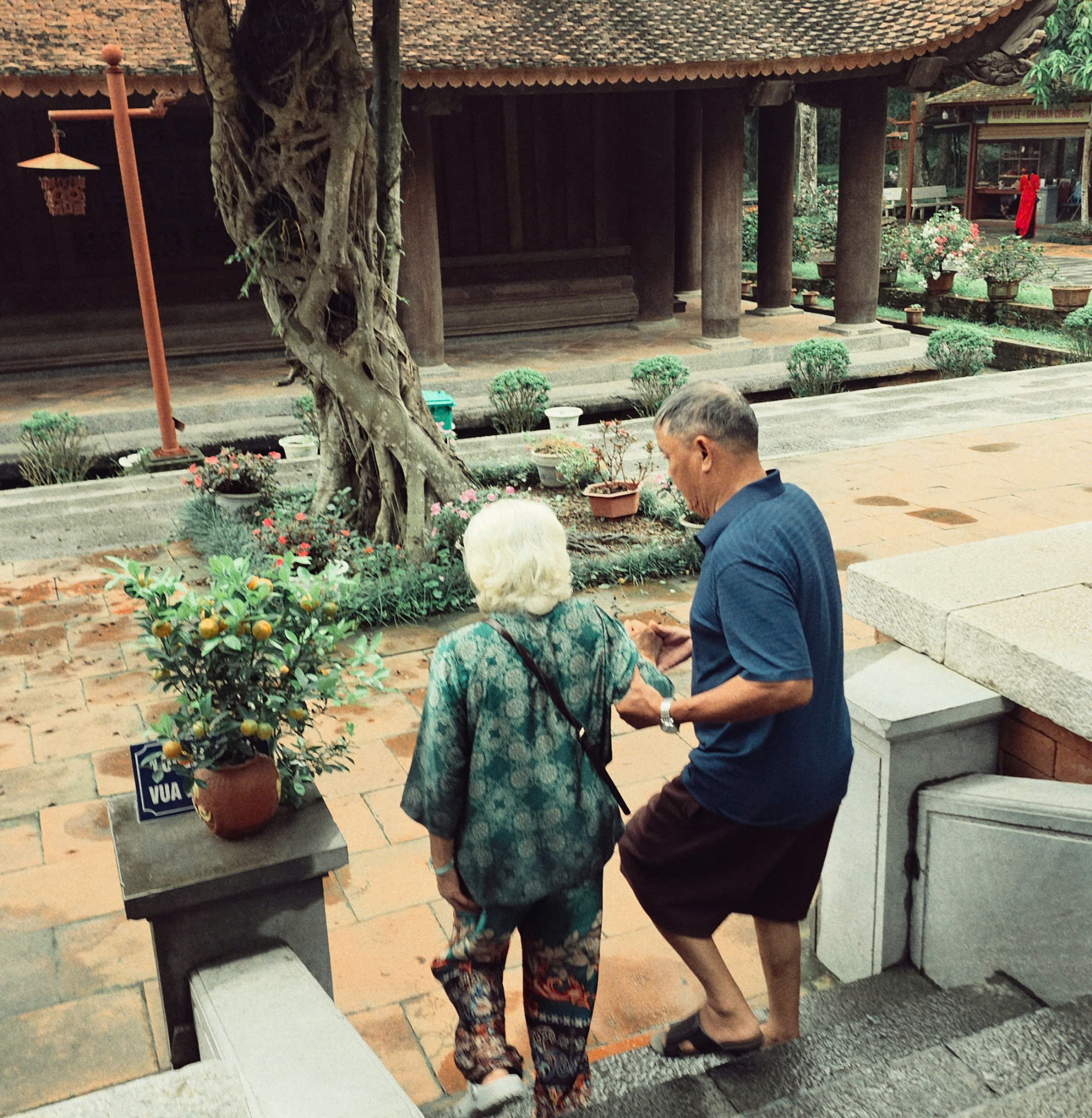 Dù đi đâu, ba vẫn luôn nắm chặt tay mẹ. (Ảnh do nhân vật cung cấp)