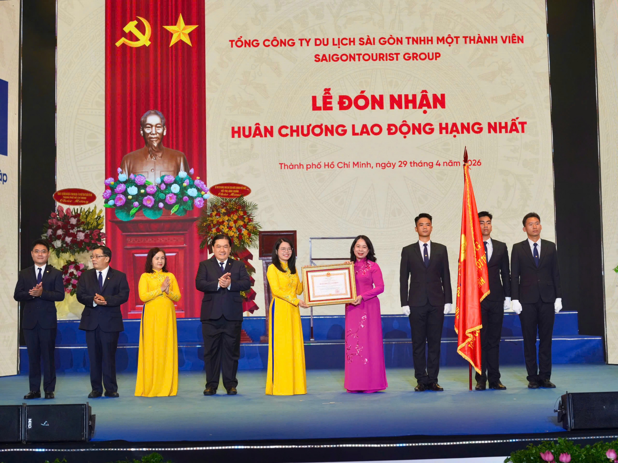 Bà Nguyễn Thị Ánh Hoa, Chủ tịch HĐTV Saigontourist Group đại diện đón nhận Huân chương Lao động hạng nhất của Chủ tịch nước. Ảnh: H.L