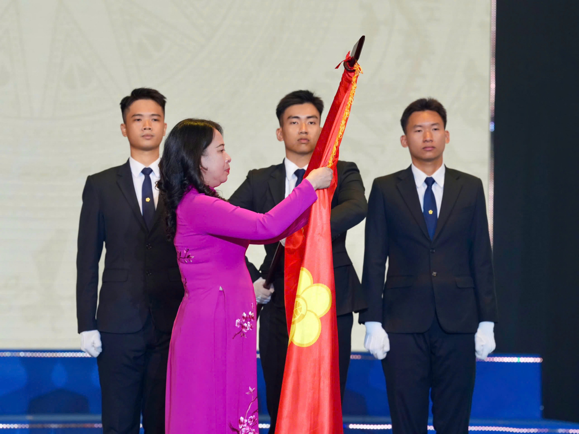 Phó chủ tịch nước Võ Thị Ánh Xuân trao tặng Huân chương Lao động hạng nhất đến Saigontourist Group. Ảnh: H.L