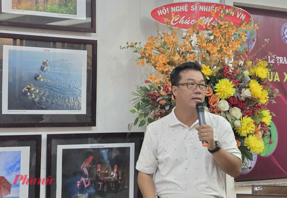 Nghệ sĩ nhiếp ảnh Nguyễn Minh Tân, đại diện ban giám khảo, đánh giá cao các tác giả thoát khỏi lối mòn, nắm bắt được những khoảnh khắc độc đáo.