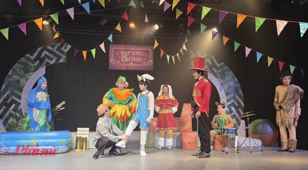 Bí mật rạp xiếc và con ngựa thần kết hợp kịch, xiếc và ảo thuật thu hút các em nhỏ.