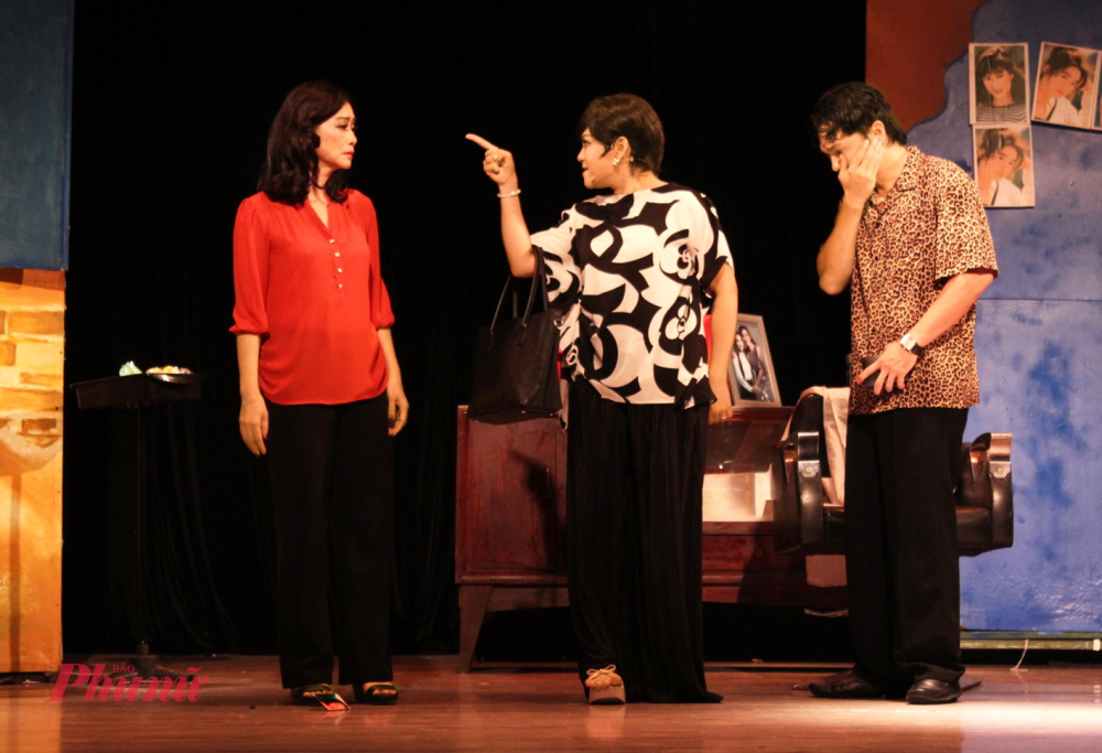 Con gái chị Hằng được chuyển thể từ vở cải lương cùng tên của Hà Triều - Hoa Phượng tạo nên một màu sắc