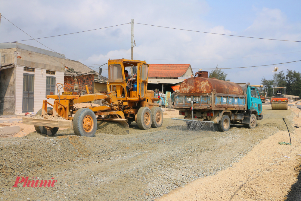 Sau hơn một năm vướng mắc mặt bằng, tuyến đường ven biển qua tổ dân phố Hải Tiến ở phường Thuận An đã có mặt bằng thi công khi người người dân tiến hành di dời.