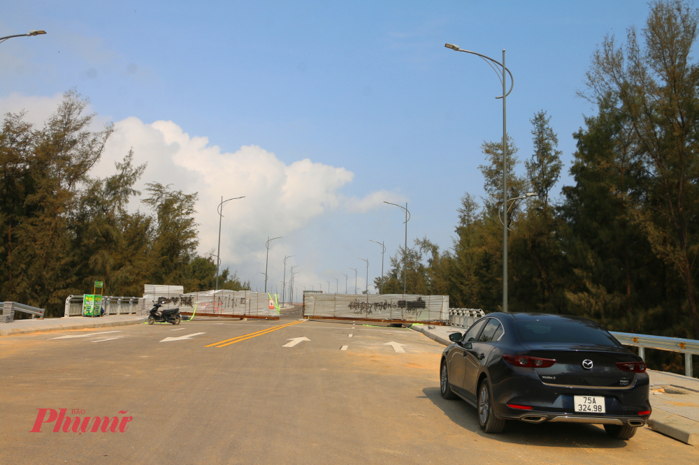 Điểm nhấn của tuyến đường ven biển là cầu vượt cửa biển Thuận An nối hai làng Thai Dương Thượng và Thai Dượng Hạ hạ giáp của phường Thuận An. 