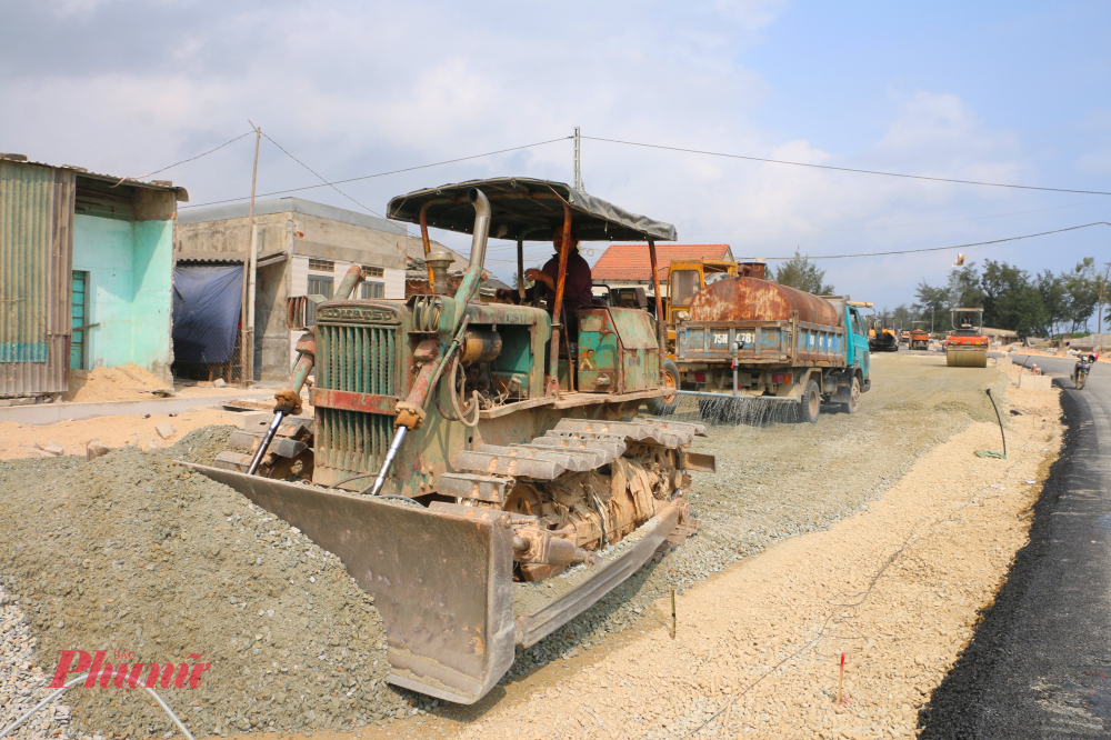 Trên khắp công trường Các hạng mục như san lấp nền đường, lu lèn, thảm bê tông nhựa, lắp đặt hệ thống an toàn giao thông được triển khai đồng bộ.