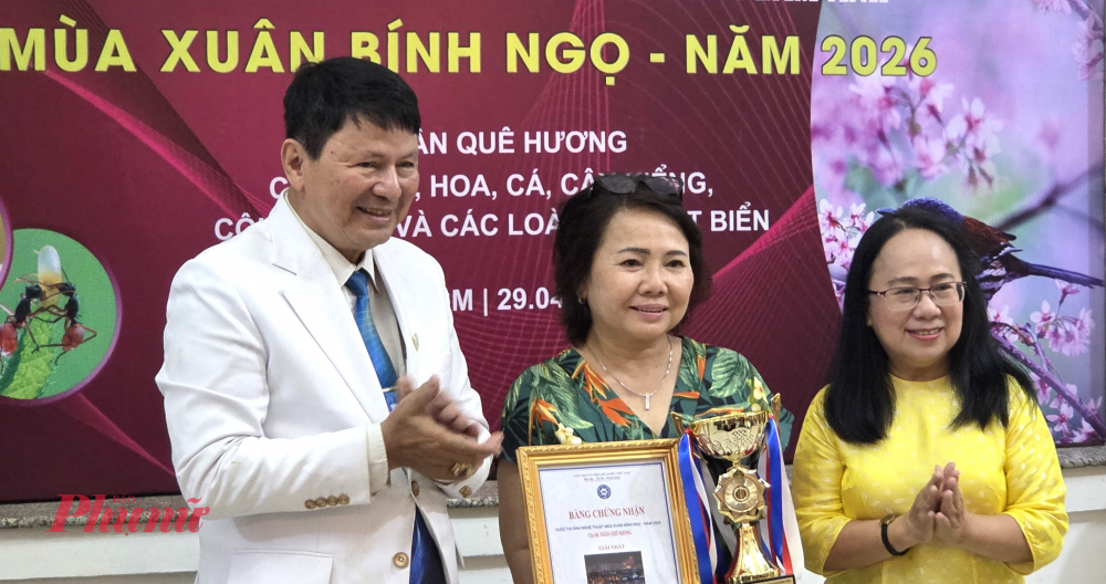 Phó trưởng Ban Tuyên giáo và Dân vận Thành ủy TPHCM Đinh Thị Thanh Thủy và Chủ tịch Hội Nhiếp ảnh TPHCM Đoàn Hoài Trung trao giải Nhất chủ đề Xuân quê hương