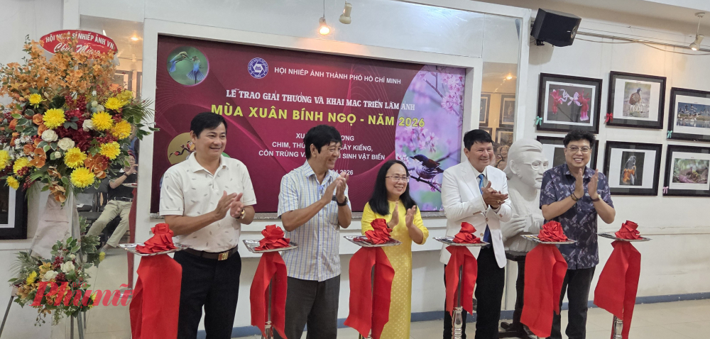 Các đại biểu cắt băng khai mạc triển lãm.