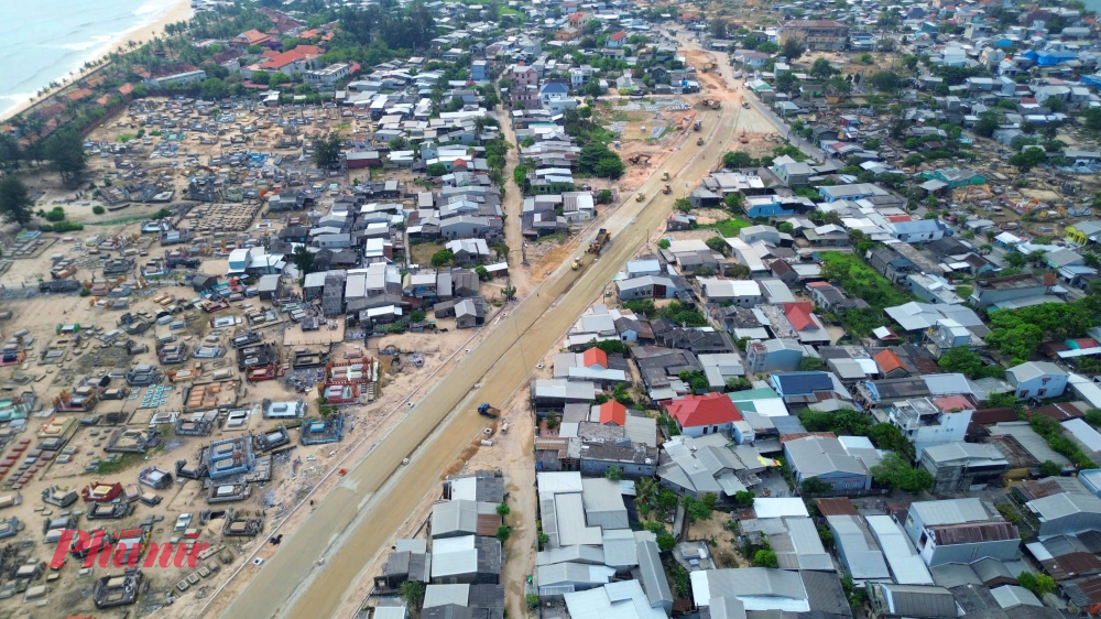 Tranh thủ những ngày nắng trên công trường đường bộ ven biển Thuận An, nhiều phương tiện cơ giới hoạt động liên tục, công nhân làm việc xuyên ca để đẩy nhanh tiến độ. 