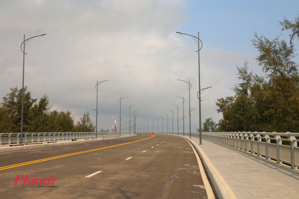 Cầu dài 2,36 km với bề rộng 20 m, 4 làn xe, là cây cầu vượt cửa biển dài nhất miền Trung. Hệ thống dây văng hình chữ A ở ngay trung tâm cầu được sơn màu đỏ nổi bật.