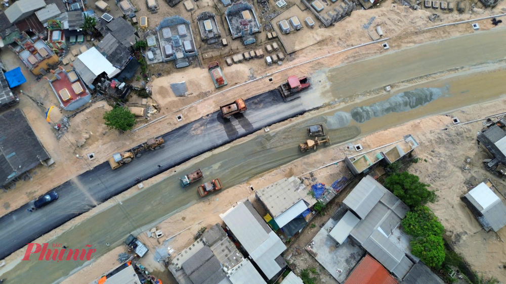 Dự án tuyến đường ven biển qua TP Huế giai đoạn 1 được khởi công xây dựng vào ngày 26/3/2022. Sau hơn 4 năm thi công. Dự án có tổng mức đầu tư khoảng 2.400 tỷ đồng, có điểm đầu tại nút giao Quốc lộ 49B - cầu Tam Giang và điểm cuối tại nút giao Quốc lộ 49A - Quốc lộ 49B, với chiều dài hơn 7,7 km.