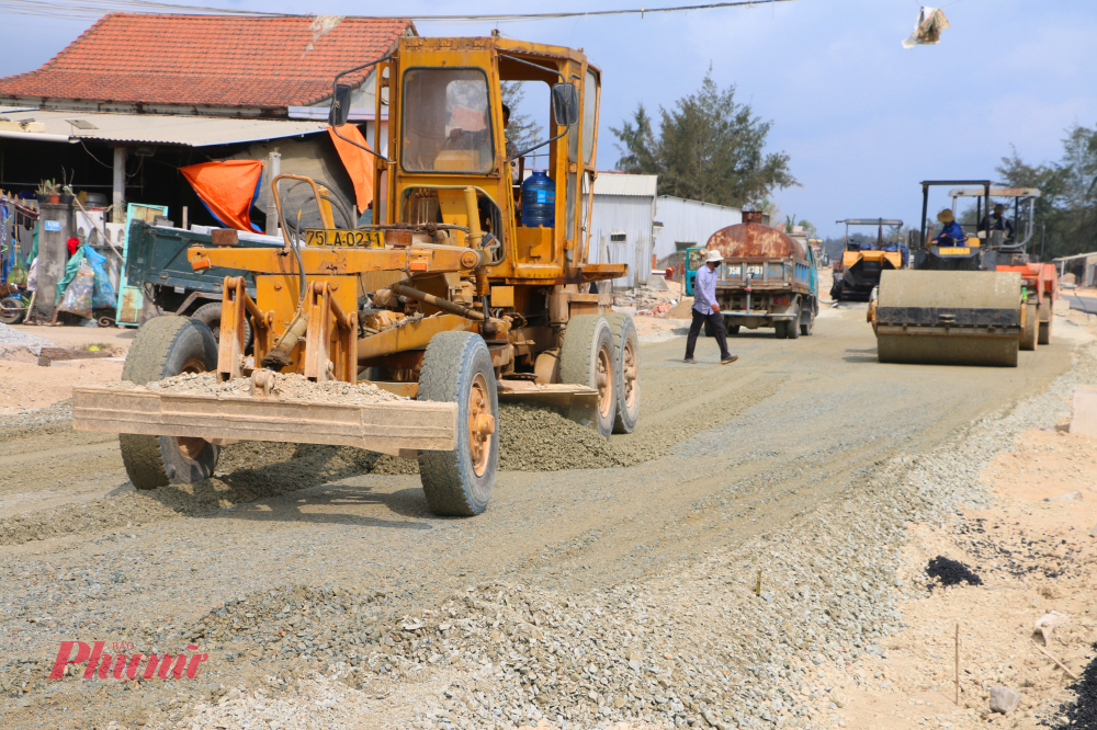 Hiện tại Ban Quản lý dự án Đầu tư xây dựng công trình giao thông TP. Huế cho biết, tuyến từ nút giao cầu Tam Giang đến cầu Thuận An dài khoảng 3,1km đã cơ bản hoàn thiện các hạng mục chính như thảm bê tông nhựa, dải phân cách. 