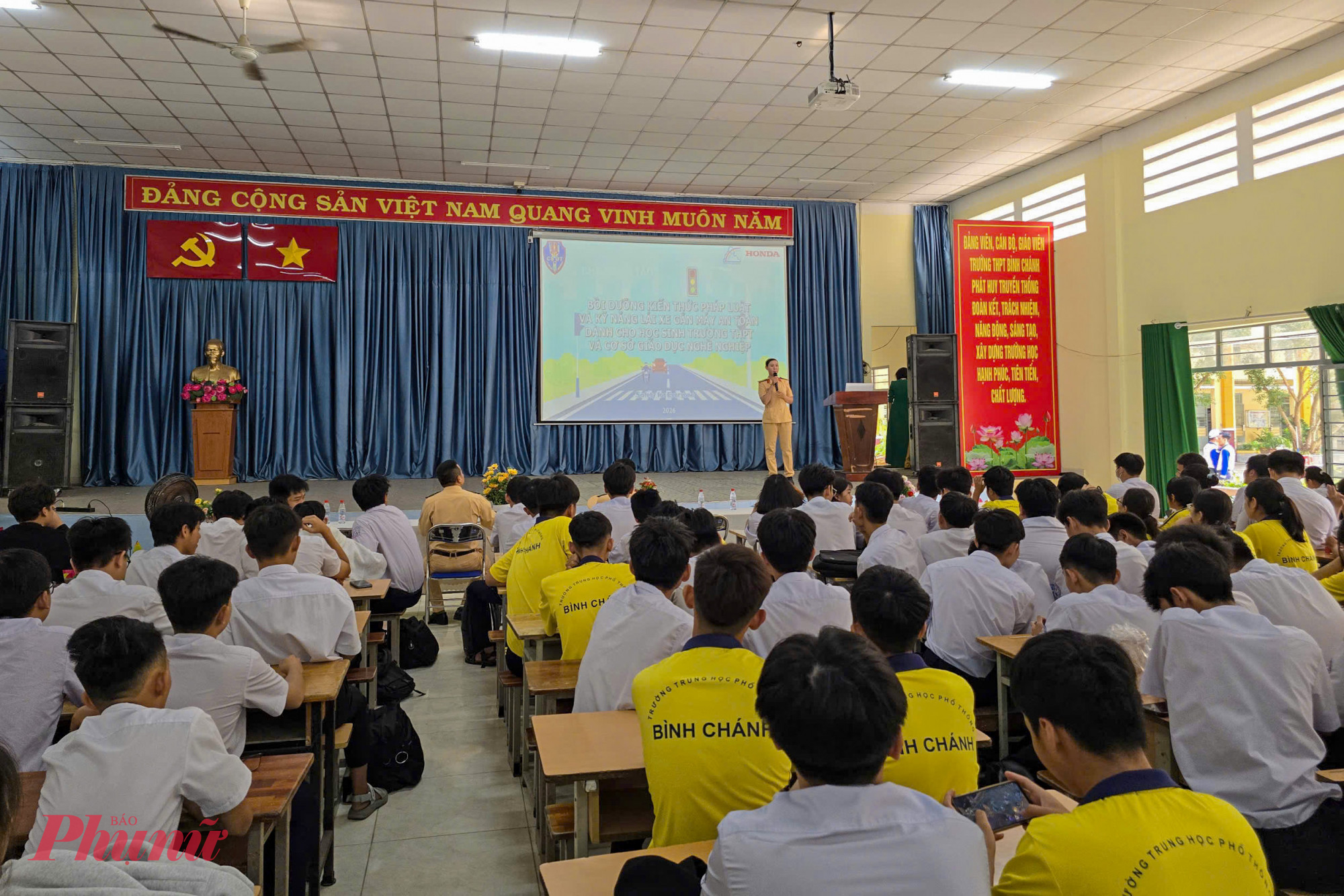  Sau khi trải qua tập huấn, có gần 750 học sinh lớp 10 được ban tổ chức chương trình cho thi dưới 2 hình thức, gồm thi lý thuyết và thi thực hành bằng xe máy điện. 