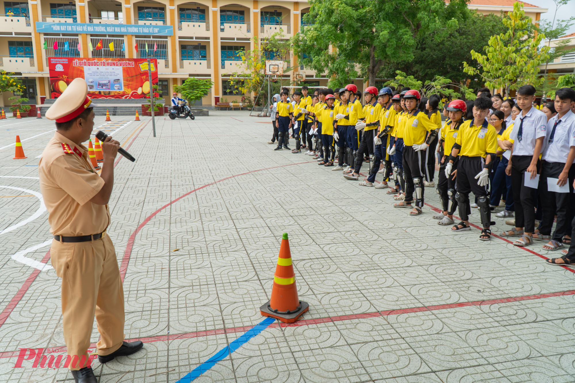 Theo ông Nguyễn Thế Khải (Phó hiệu trưởng trường THPT Bình Chánh) chương trình mang đến những tình huống lái xe thực tế khi tham giao thông, qua đó giúp học sinh nâng cao nhận thức về các hành vi vi phạm giao thông đường bộ.