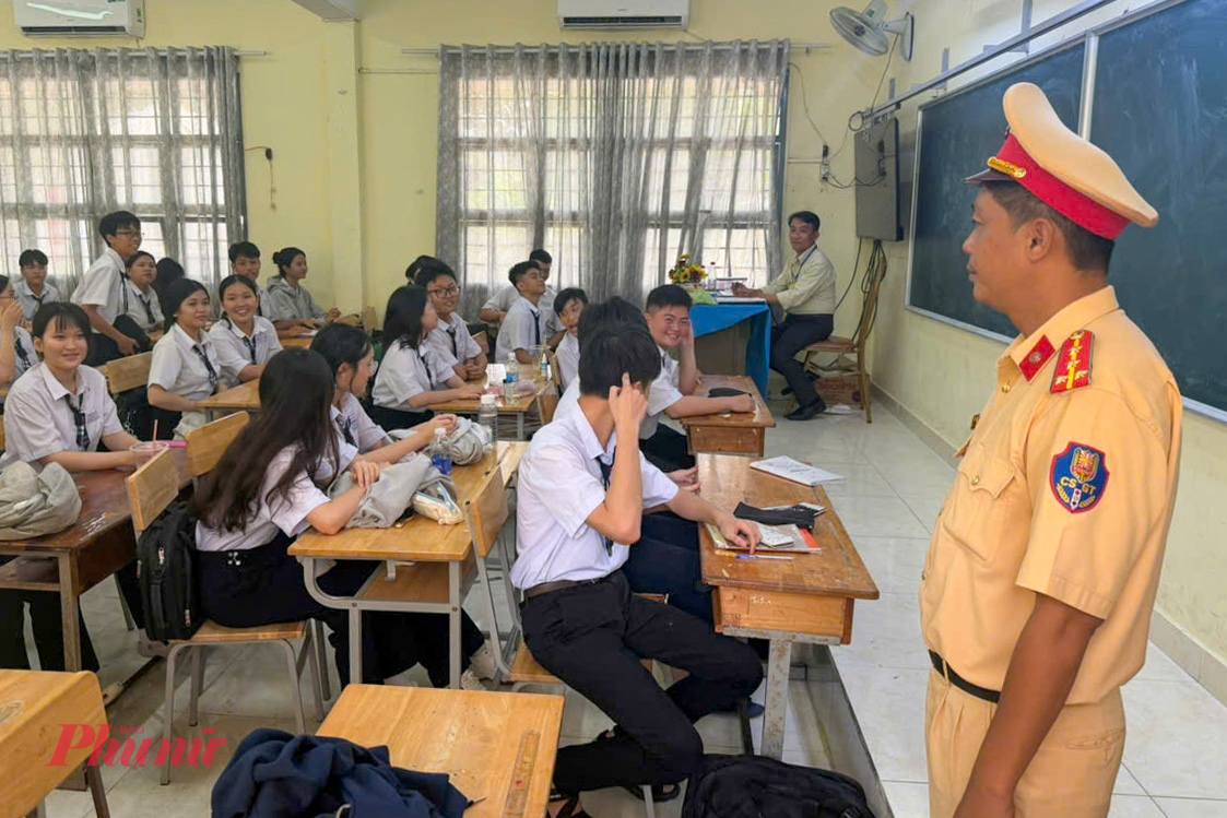 Đối với hình thức thi lý thuyết, học sinh sẽ được thi tại lớp với 2 đề mỗi đề gồm 15 câu. Nếu học sinh thi đúng 12 trên tổng số câu sẽ đạt.