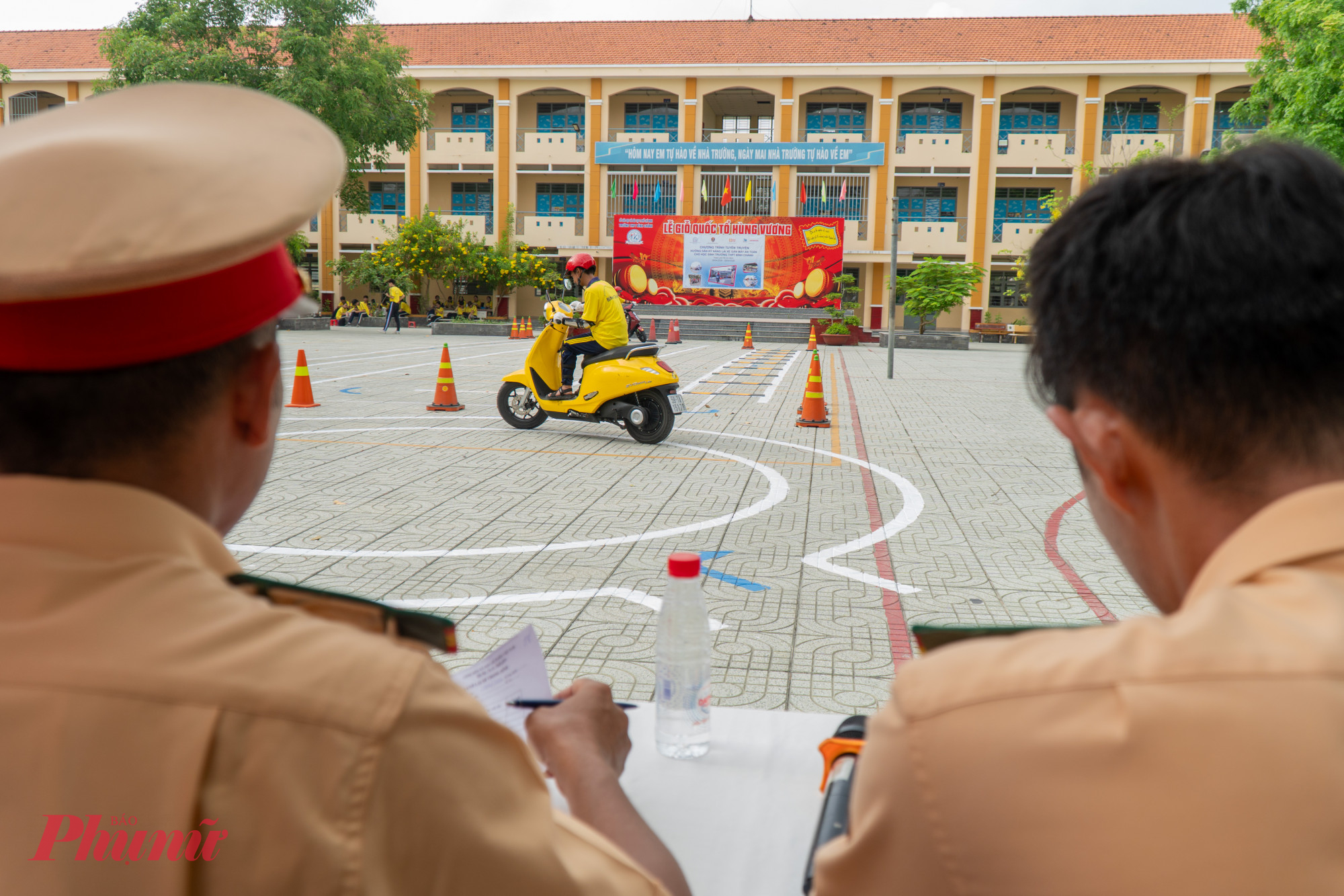 Hầu hết các em học sinh thi thực hành chạy sa hình cho biết bài thi khó nhất là chạy vòng số 8. Nhiều em chạy chưa quen hoặc do mới lần đầu chạy xe nên trong lúc thi đều hay để xe chạm vạch.