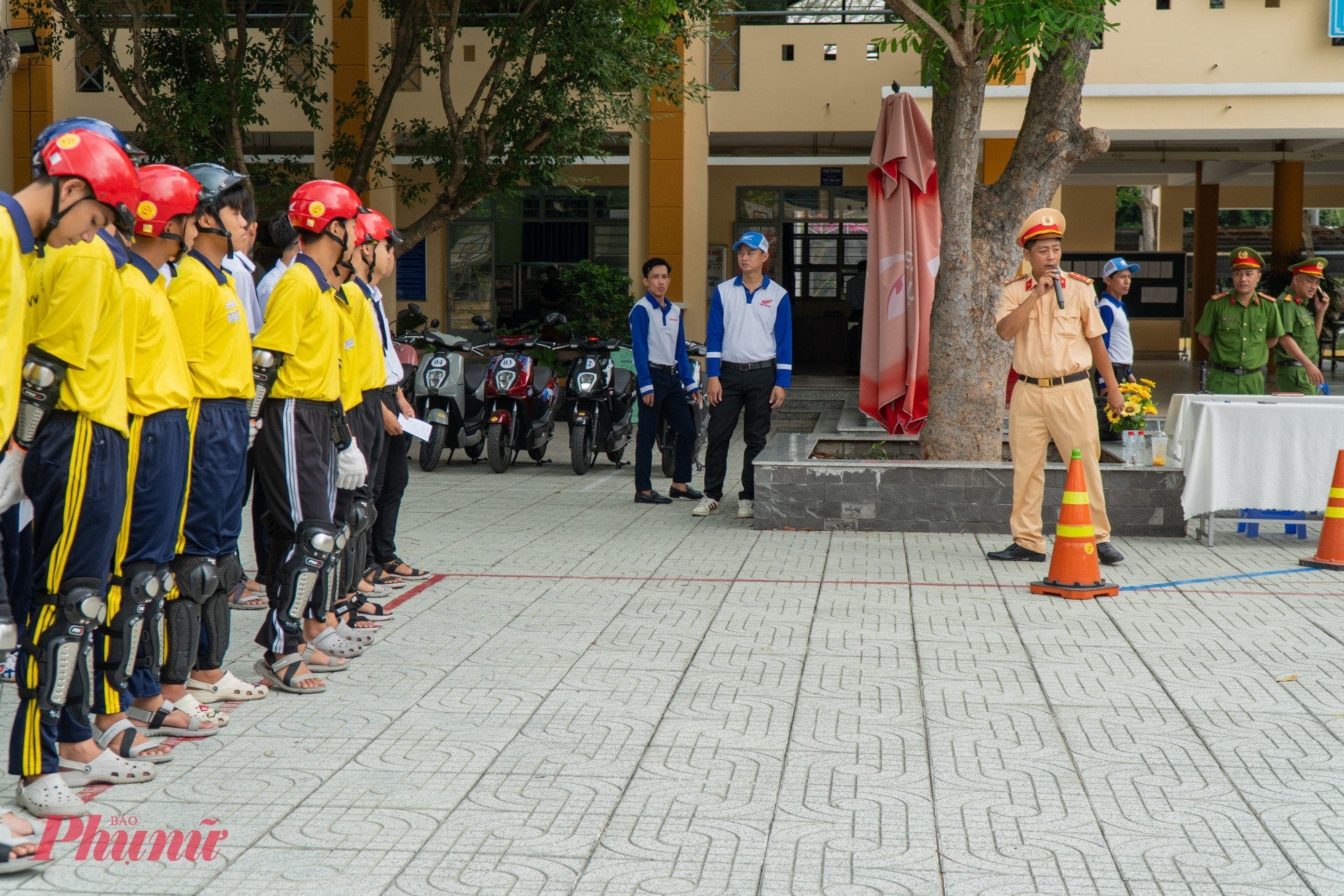  Sáng 29/4 tại trường THPT Tân Túc (xã Bình Chánh) đã diễn ra chương trình Tuyên truyền hướng dẫn kỹ năng điều khiển xe gắn máy an toàn cho học sinh THPT.