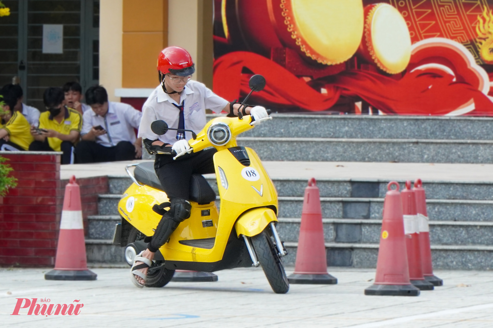  “Sau khi thi sát hạch lái xe, em cảm thấy việc điều khiển một phương tiện lưu thông trên đường là không dễ dàng và việc học sinh cần phải học luật giao thông khi điều khiển xe gắn máy là hoàn toàn đúng” em Nguyễn Thị Hồng Gấm (học sinh lớp 10) chia sẻ.
