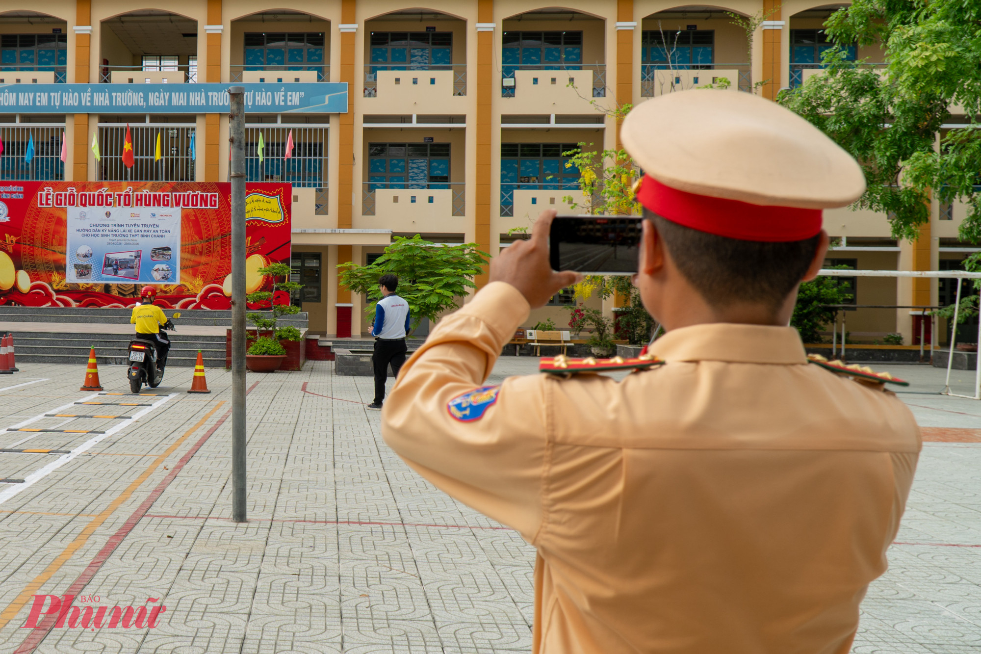Quá trình thi thực hành chạy sa hình, học sinh luôn được các huấn luyện viên và CSGT hướng dẫn và giám sát và chấm điểm công tâm.