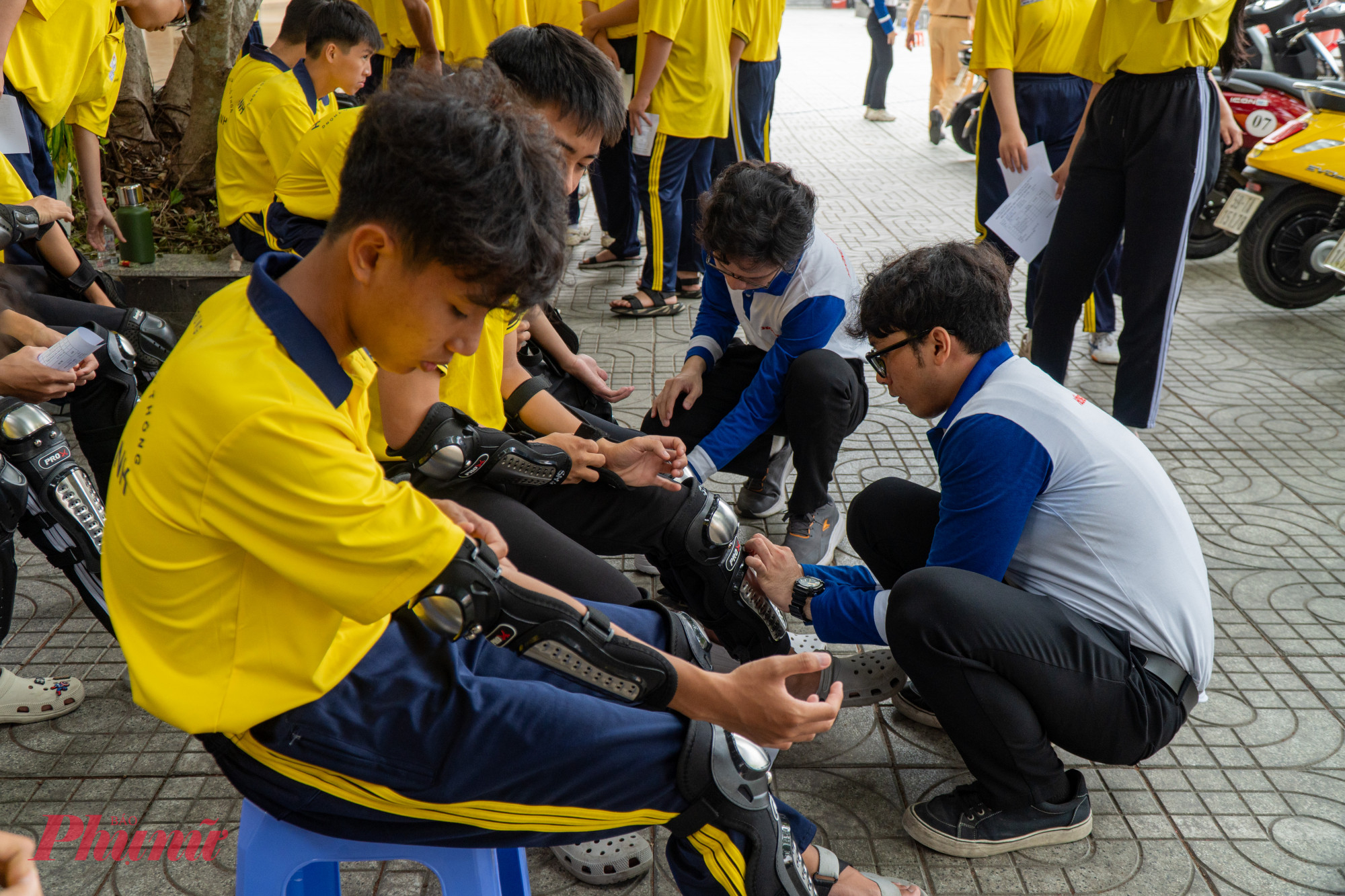 Trước khi chạy sa hình, các em đều được trang bị mũ bảo hiểm và bảo hộ tay chân đầy đủ phòng trường hợp té ngã.