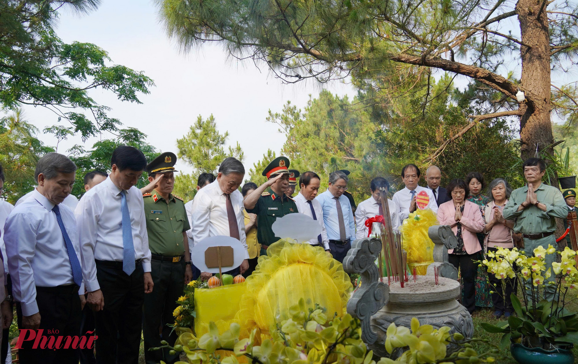 Đồng chí Tô Lâm, Tổng Bí thư, Chủ tịch nước và các đại biểu tưởng niệm, tri ân Đại tướng Võ Nguyên Giáp 