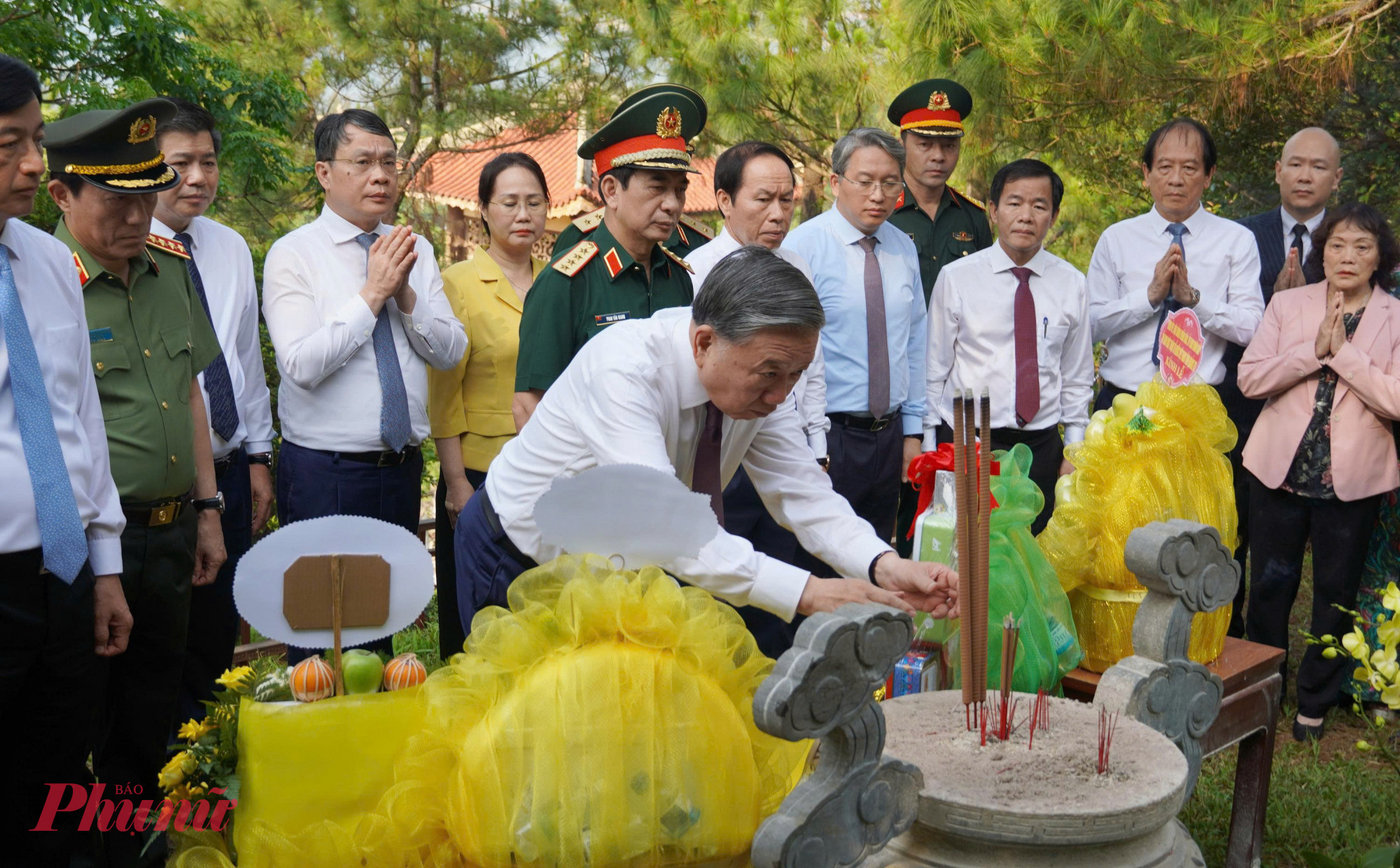 Đồng chí Tô Lâm, Tổng Bí thư, Chủ tịch nước dâng hương tưởng niệm Đại tướng Võ Nguyên Giáp 