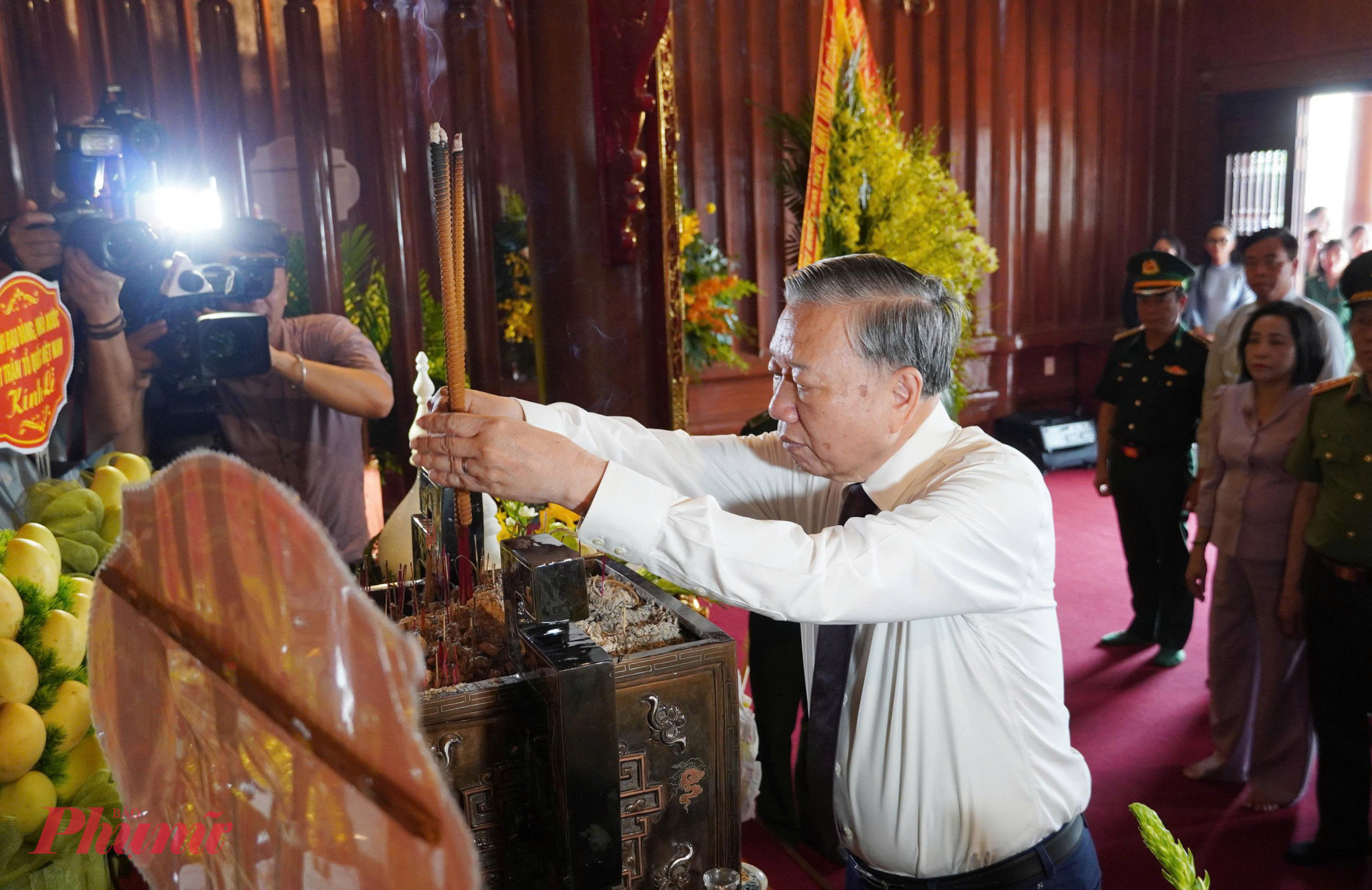 Đồng chí Tô Lâm, Tổng Bí thư, Chủ tịch nước dâng hương tại đền thờ Di tích Bến phà Gianh - Ảnh: X.P 