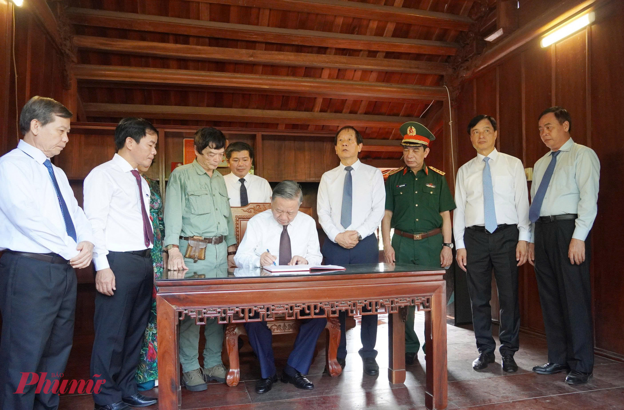 Đồng chí Tô Lâm, Tổng Bí thư, Chủ tịch nước ghi sổ vàng tri ân các anh hùng liệt sĩ tại Khu di tích lịch sử quốc gia đặc biệt Bến phà Gianh