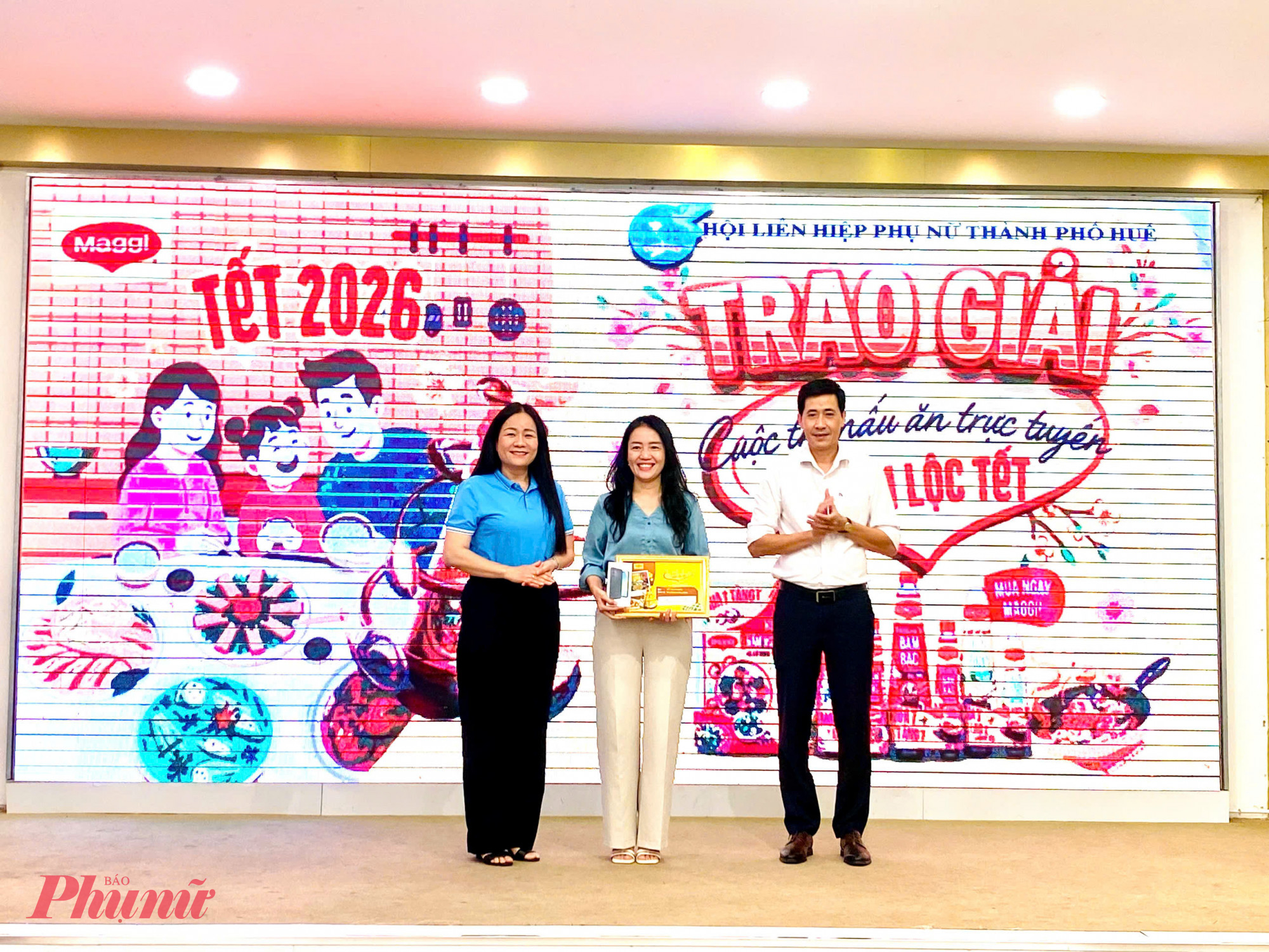 bà Trần Thị Kim Loan- Phó Chủ tịch Ủy ban MTTQ Việt Nam TP Huế, Chủ tịch Hội LHPN TP Huếđã trao giải Cuộc thi nấu ăn trực tuyến “Cùng Maggi – Thêm hương vị, thêm lộc Tết” 