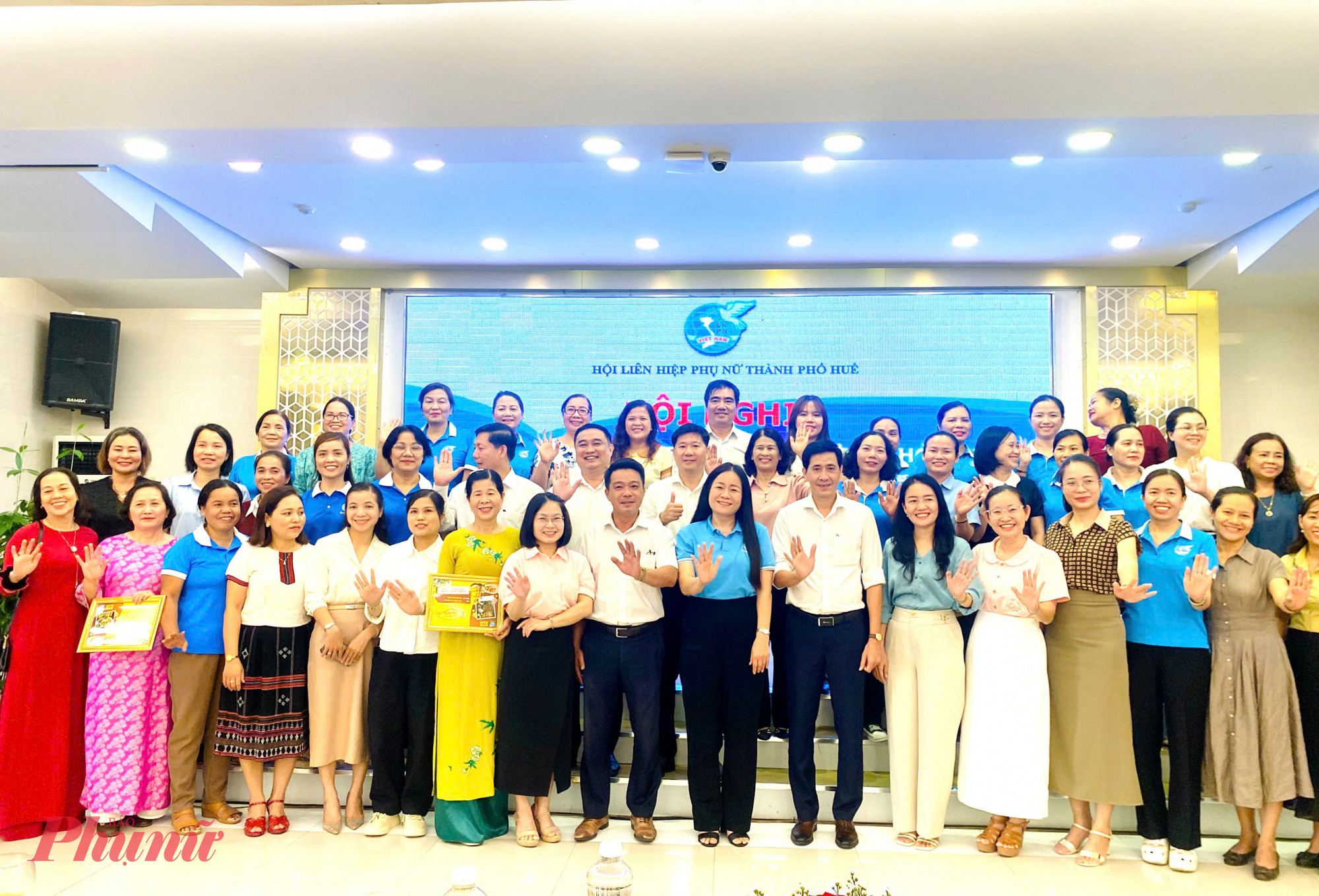 Các đại biểu cùng chupj hình lưu niệm