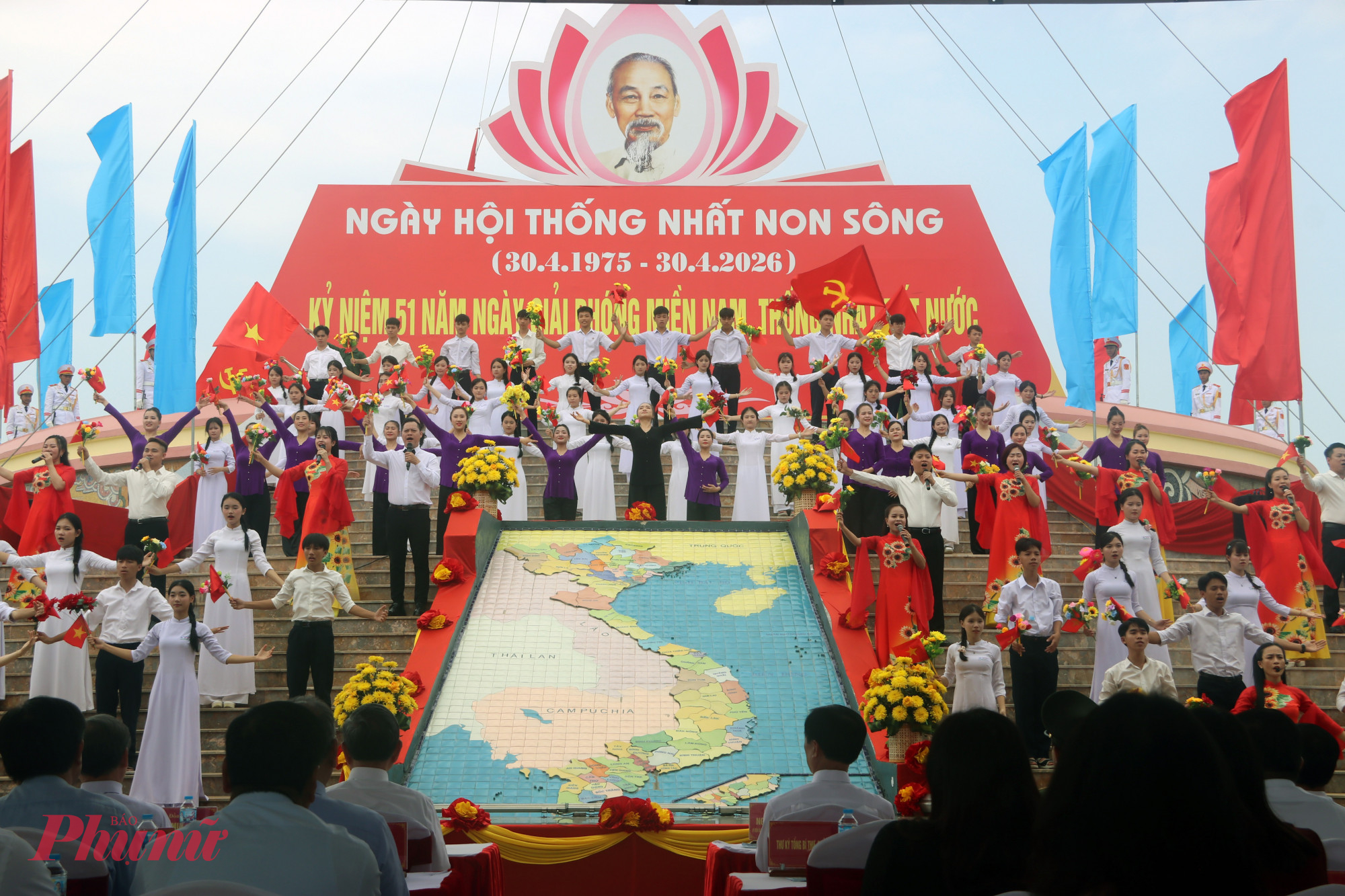 Lễ thượng cờ “Thống nhất non sông” là dịp thiêng liêng để ôn lại chặng đường lịch sử đầy bi tráng mà hào hùng của dân tộc